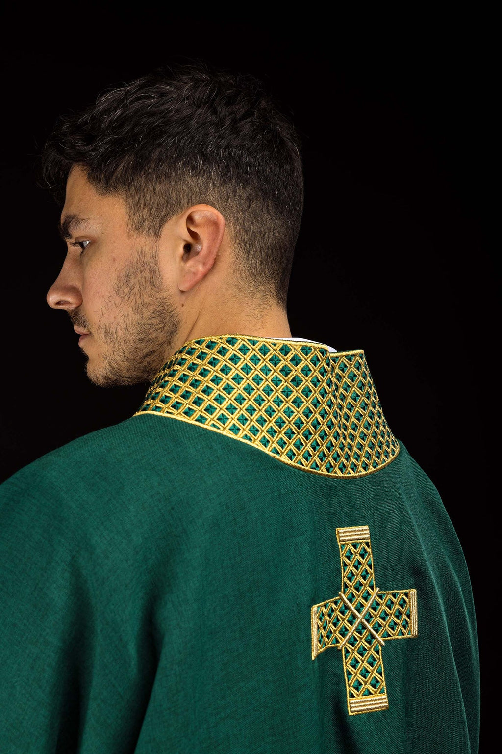 Dalmatic verte avec croix brodées et col brodé