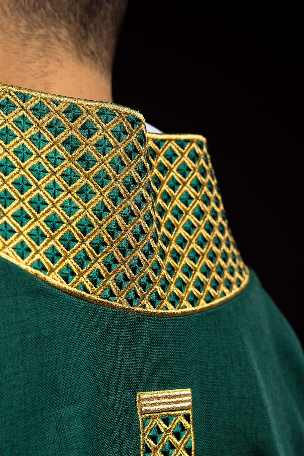 Dalmatic verte avec croix brodées et col brodé