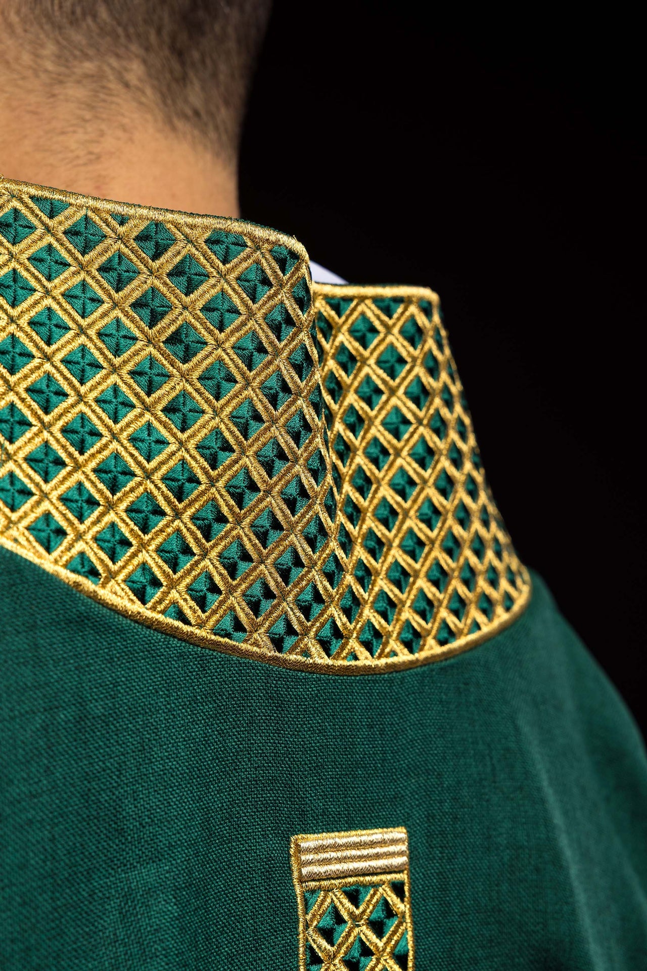 Dalmatic verte avec croix brodées et col brodé