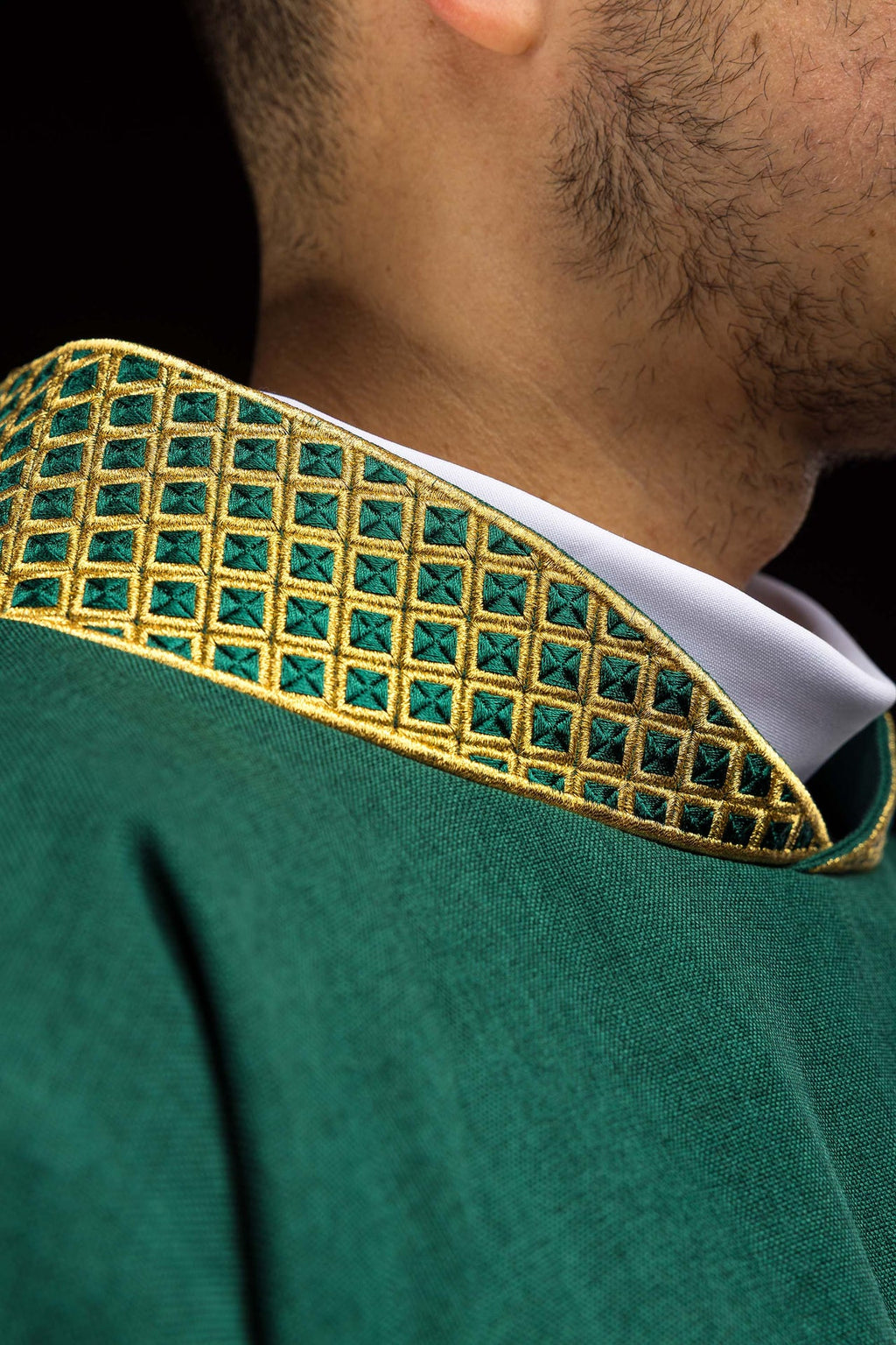 Dalmatic verte avec croix brodées et col brodé