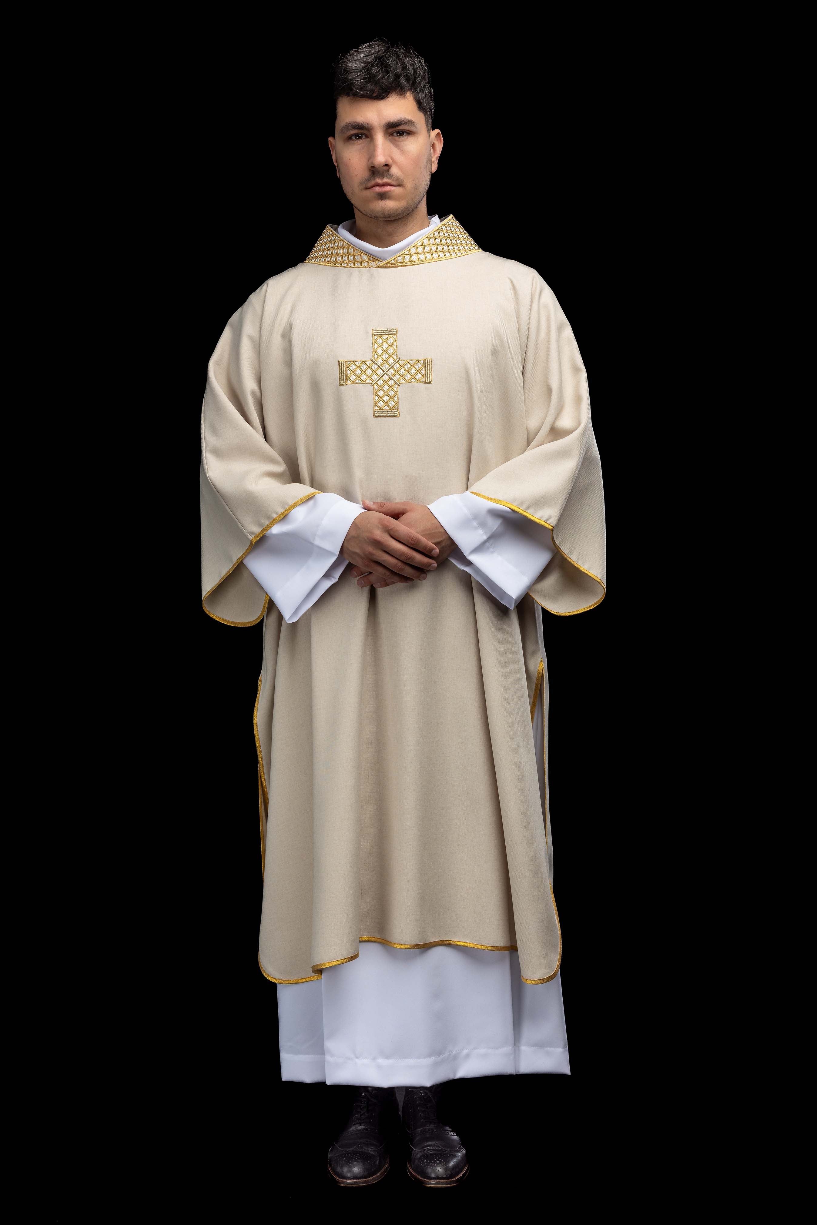 Dalmatie avec croix brodées et col écru