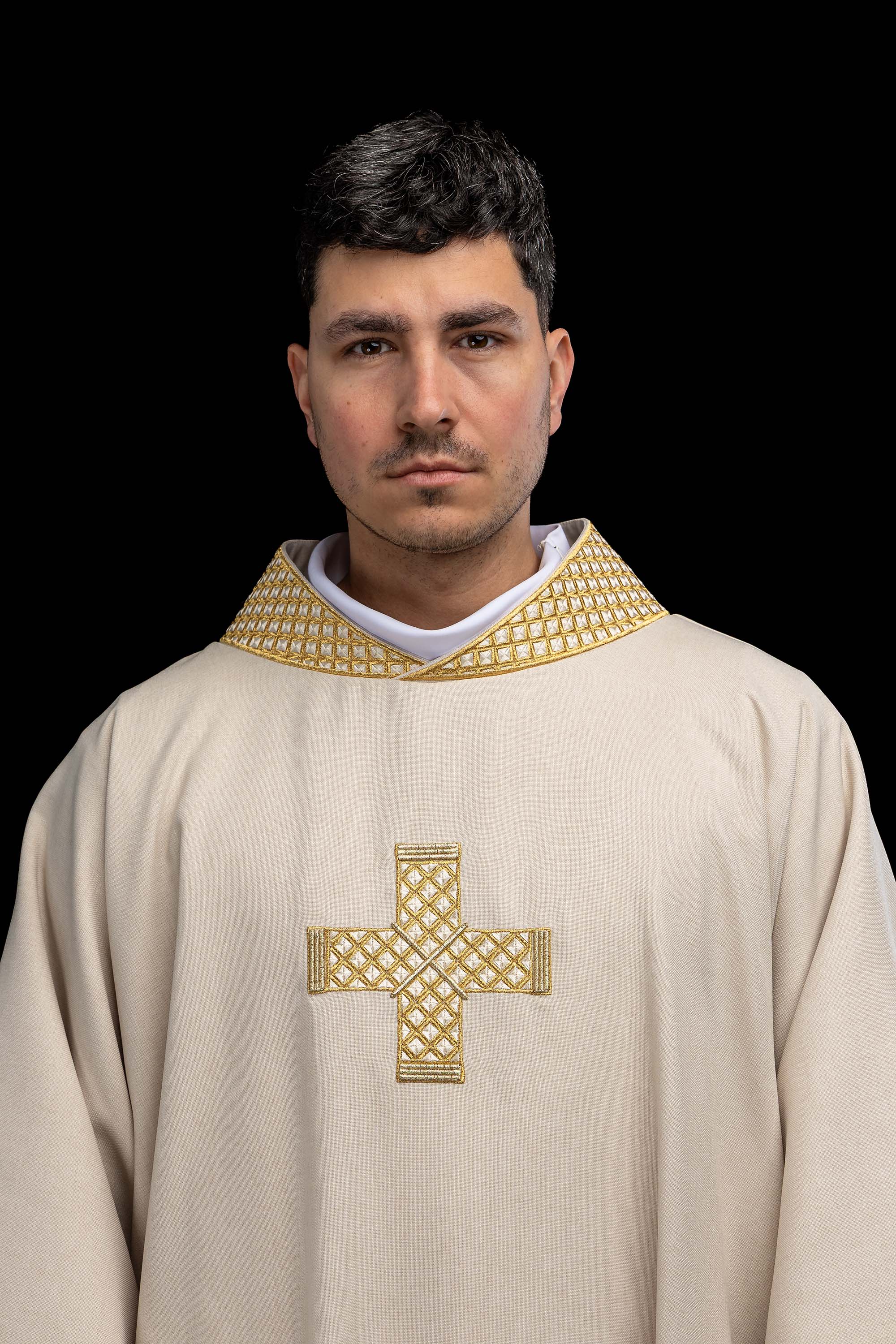 Dalmatie avec croix brodées et col écru