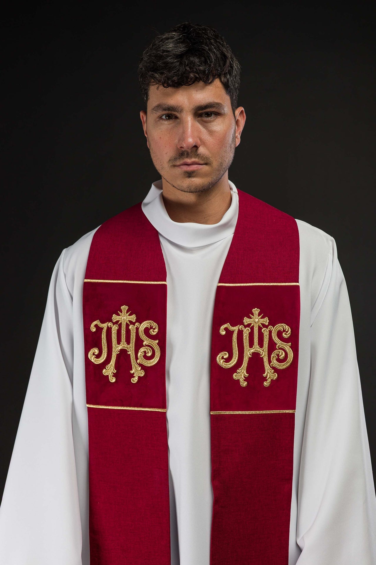 Étole en velours brodée avec le motif IHS de couleur rouge