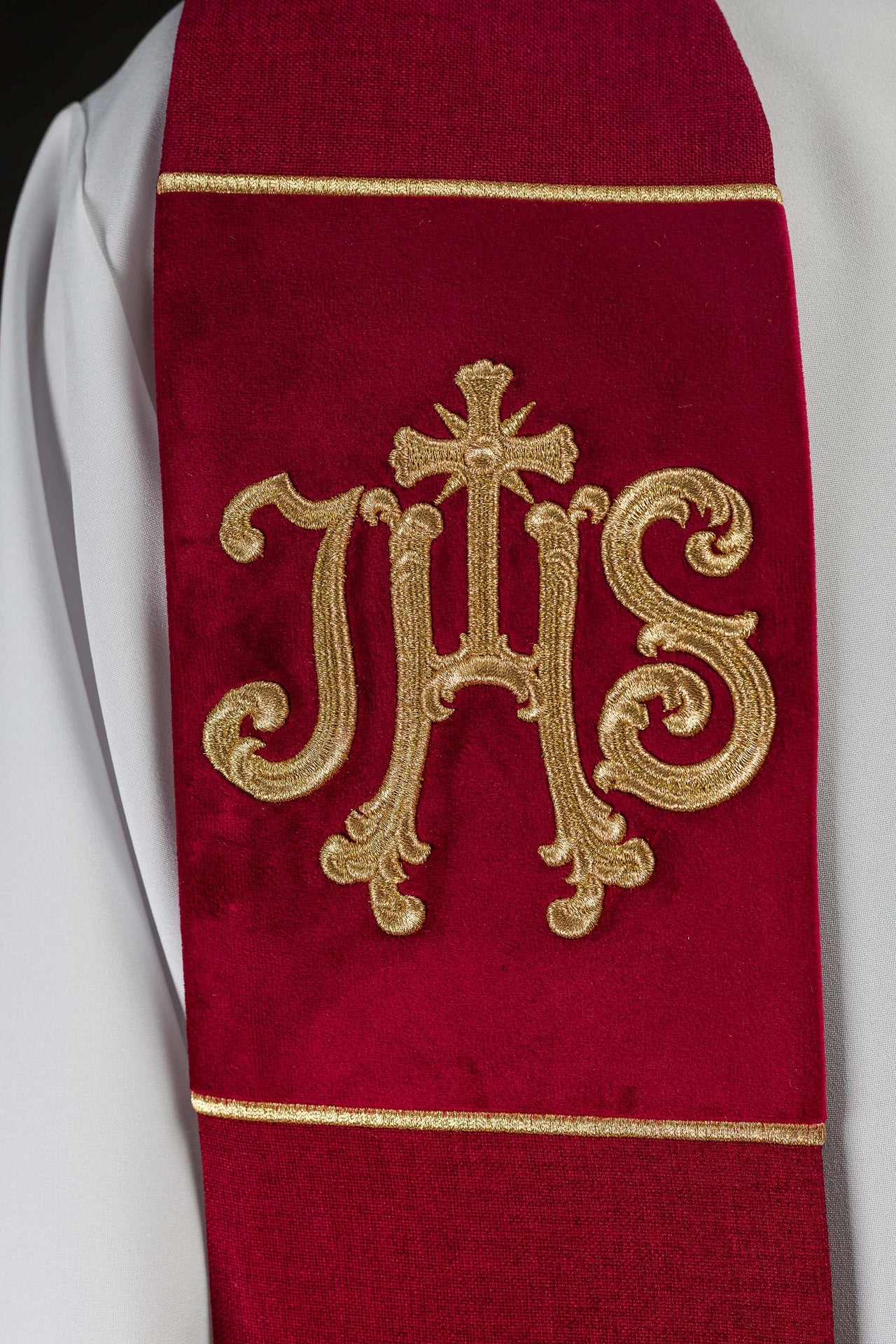 Étole en velours brodée avec le motif IHS de couleur rouge