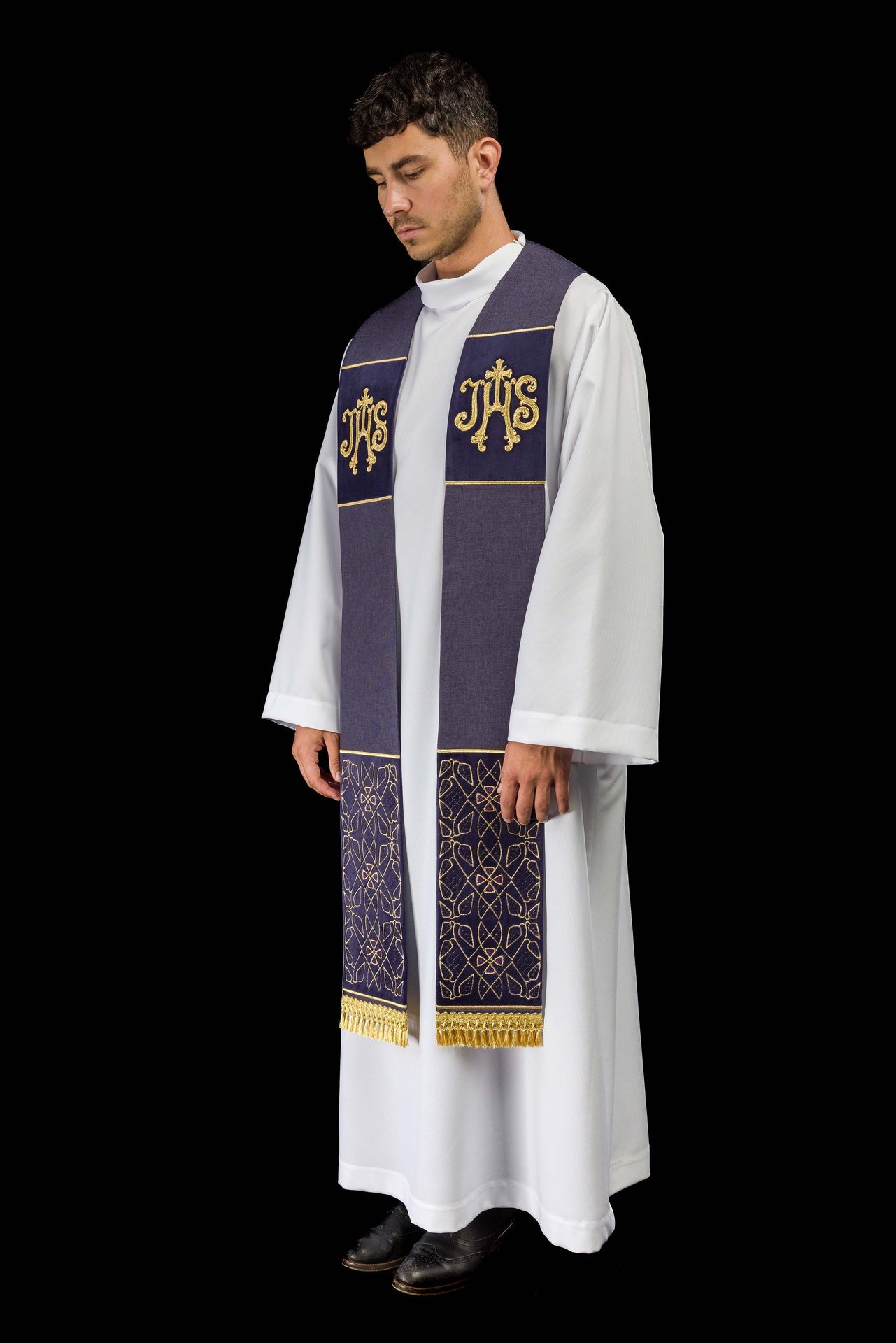 Étole en velours brodée avec le motif IHS de couleur violette