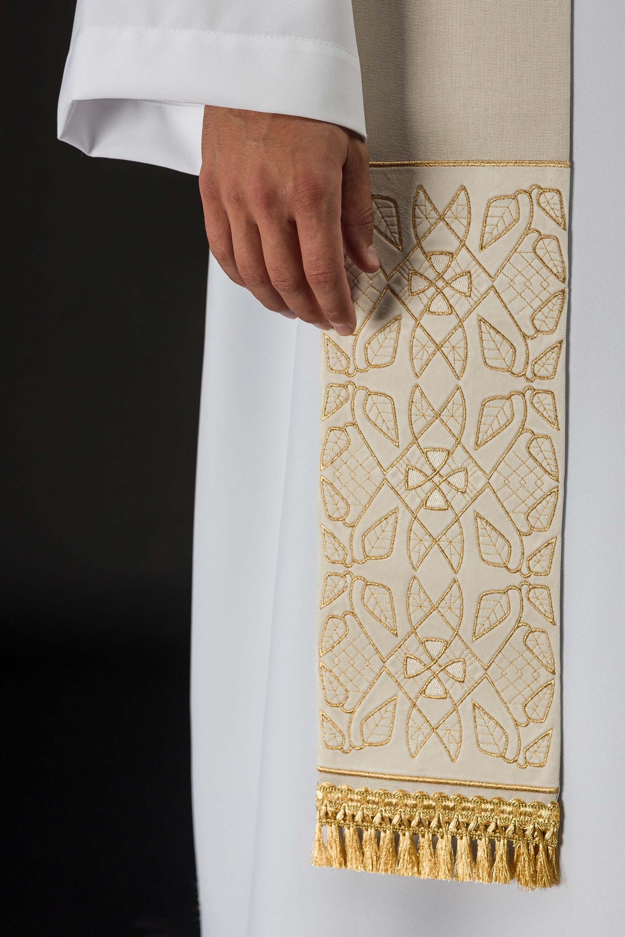 Étole en velours brodée avec le motif IHS de couleur violette