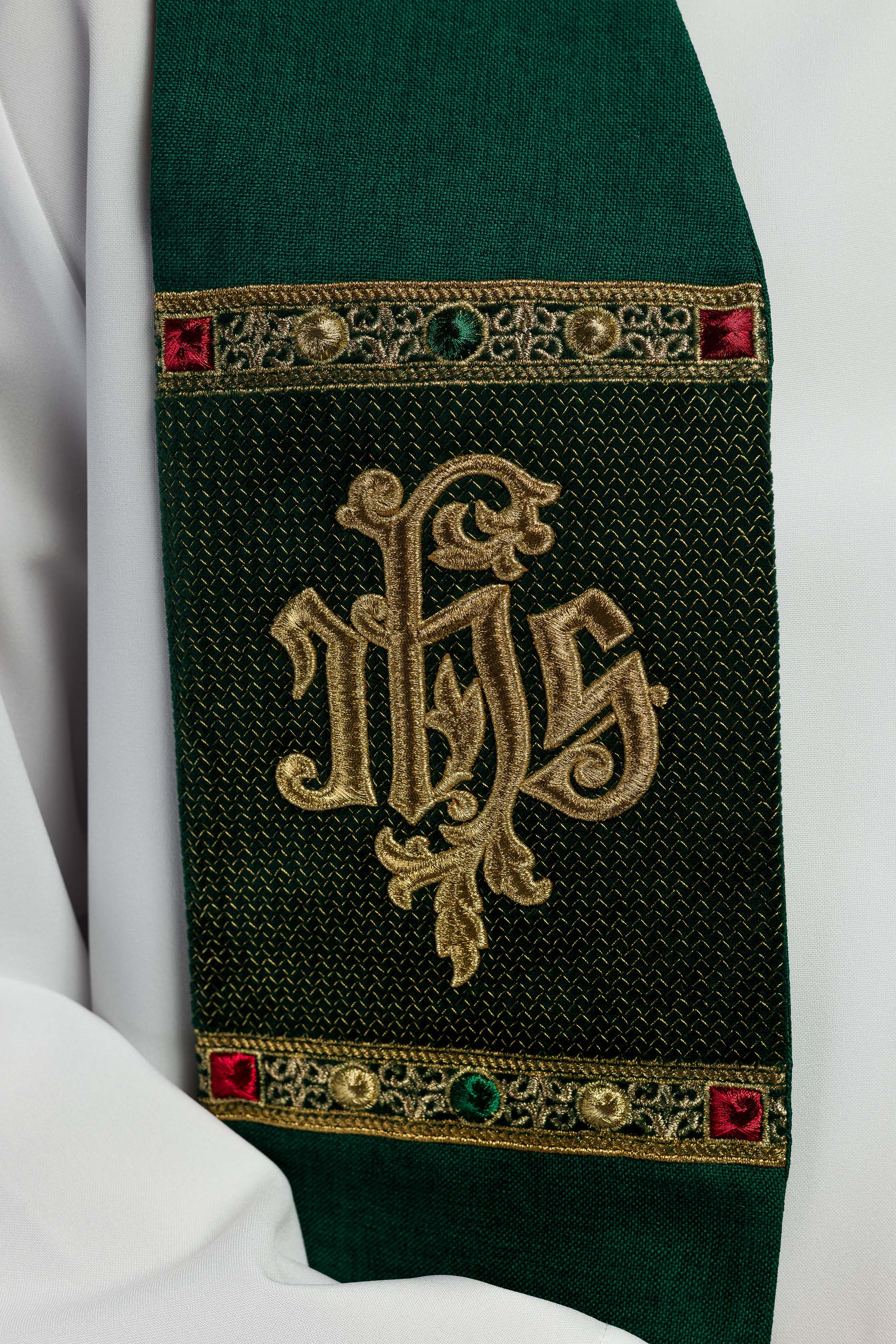 Étole brodée avec motif IHS verte