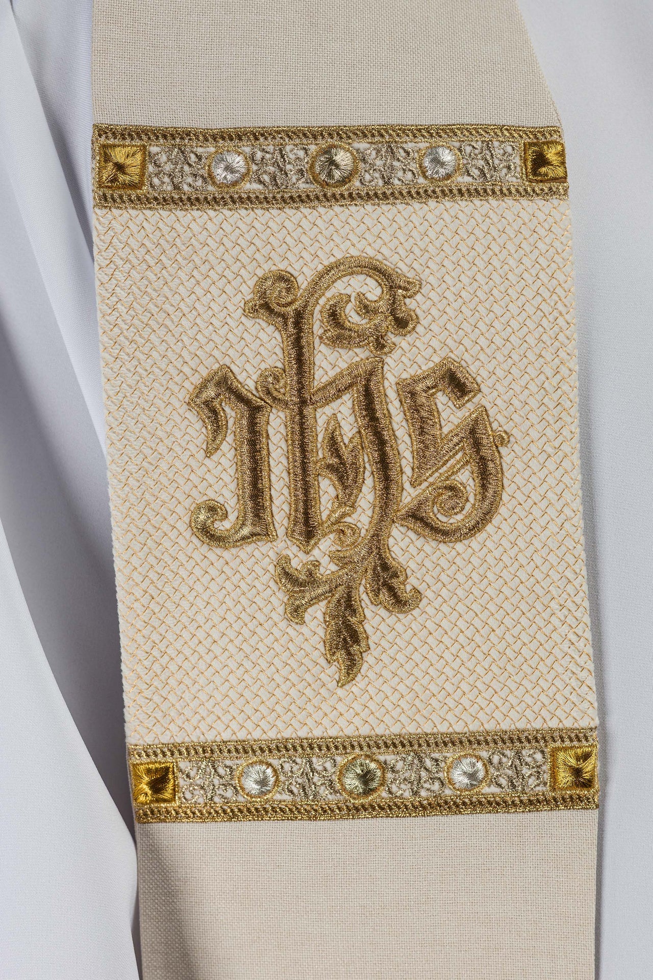 Étole brodée avec le motif IHS en couleur écru