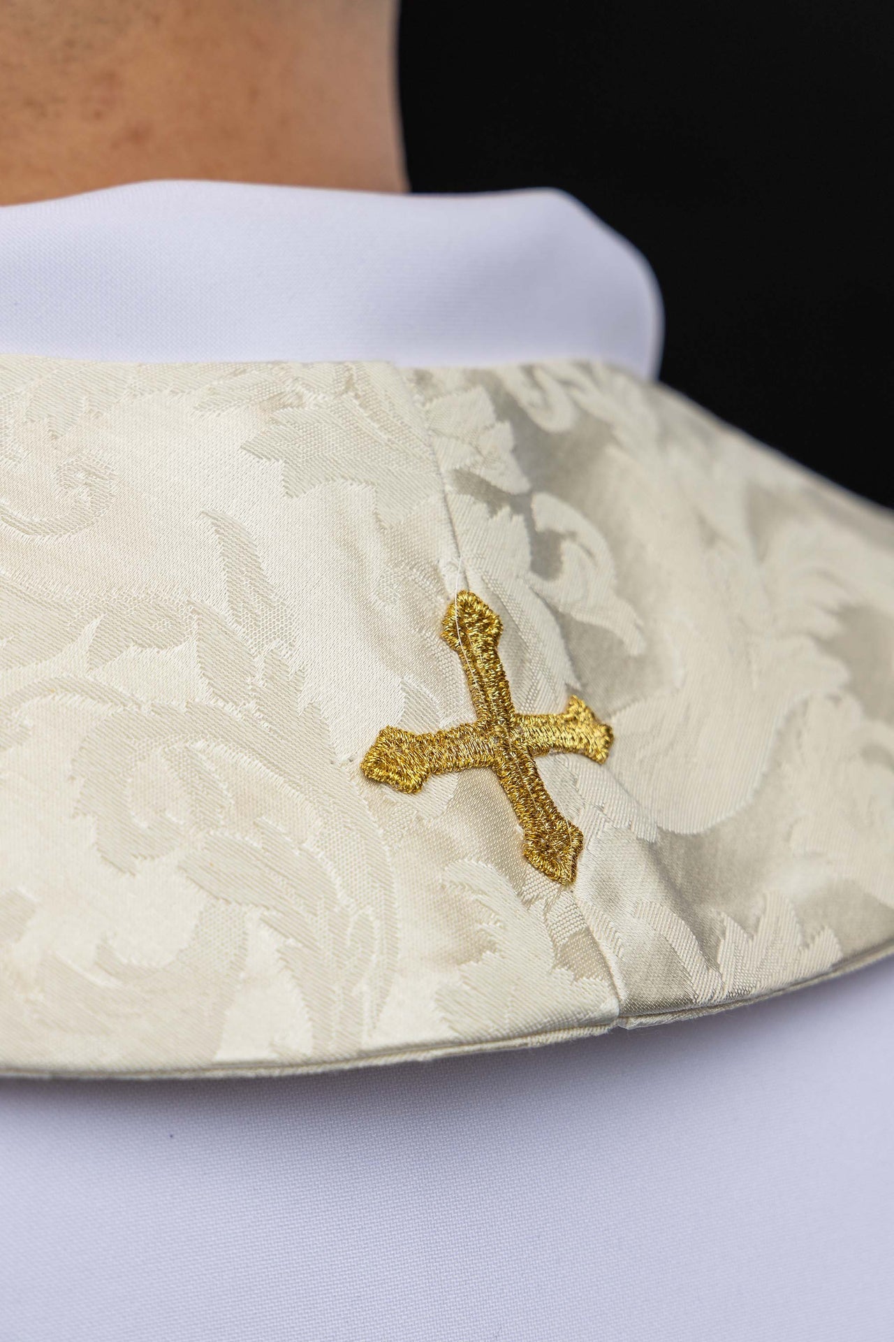 Étole avec représentation de la Sainte Famille confectionnée dans un tissu décoratif