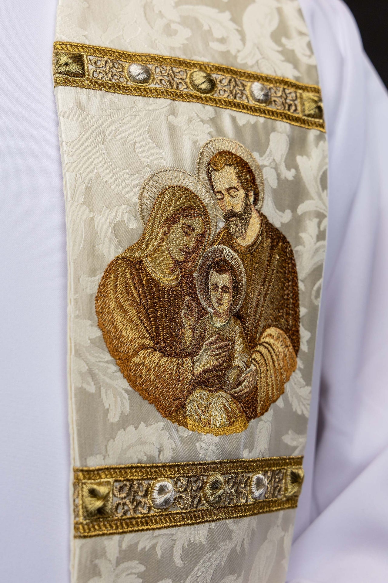 Étole avec représentation de la Sainte Famille confectionnée dans un tissu décoratif