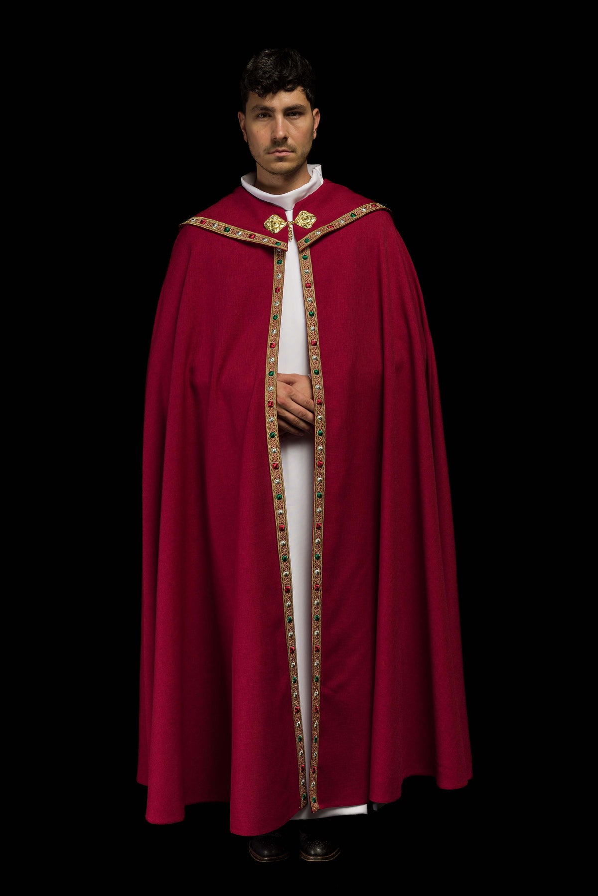 Chapelle liturgique rouge avec IHS doré