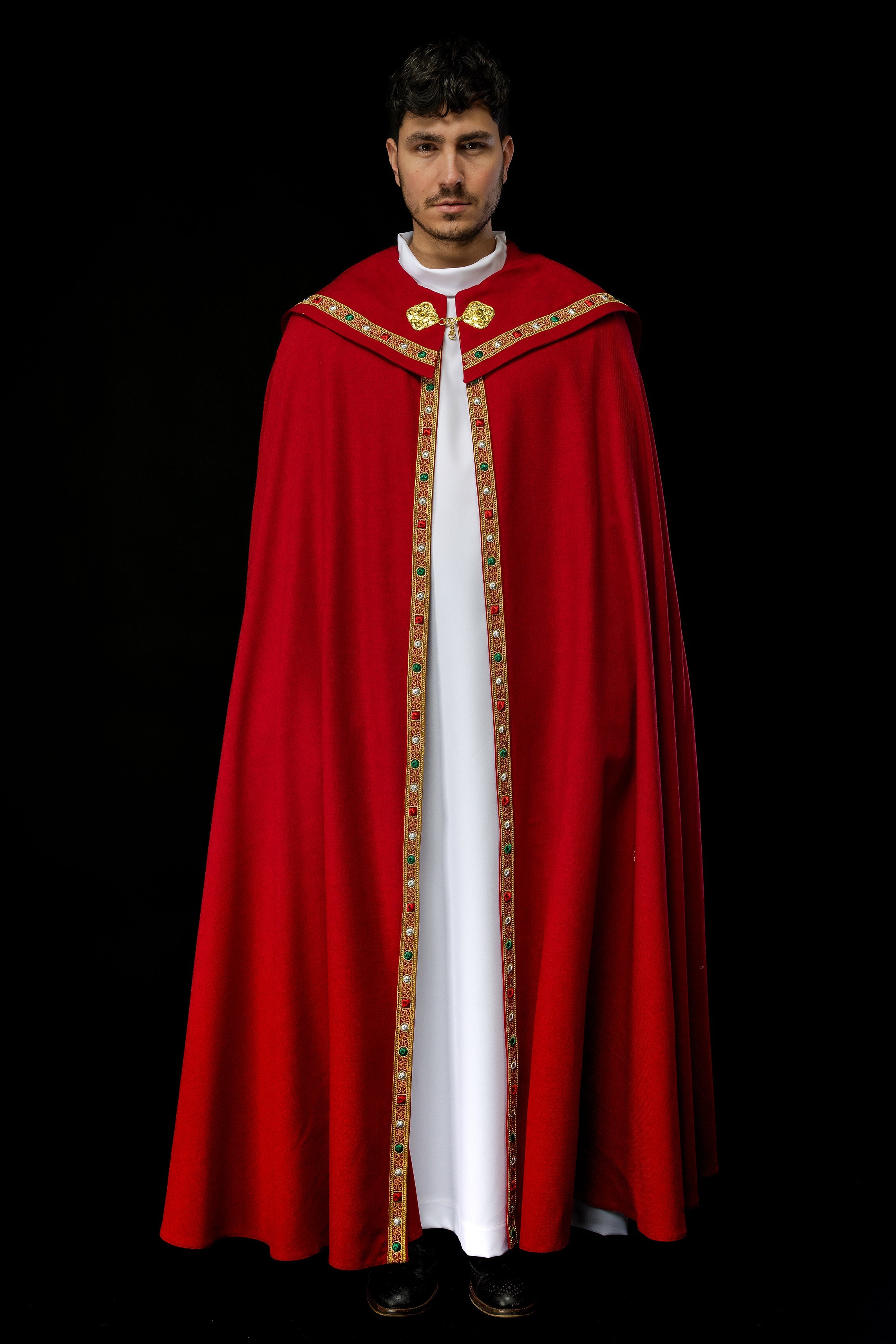 Chapelle liturgique rouge avec IHS doré