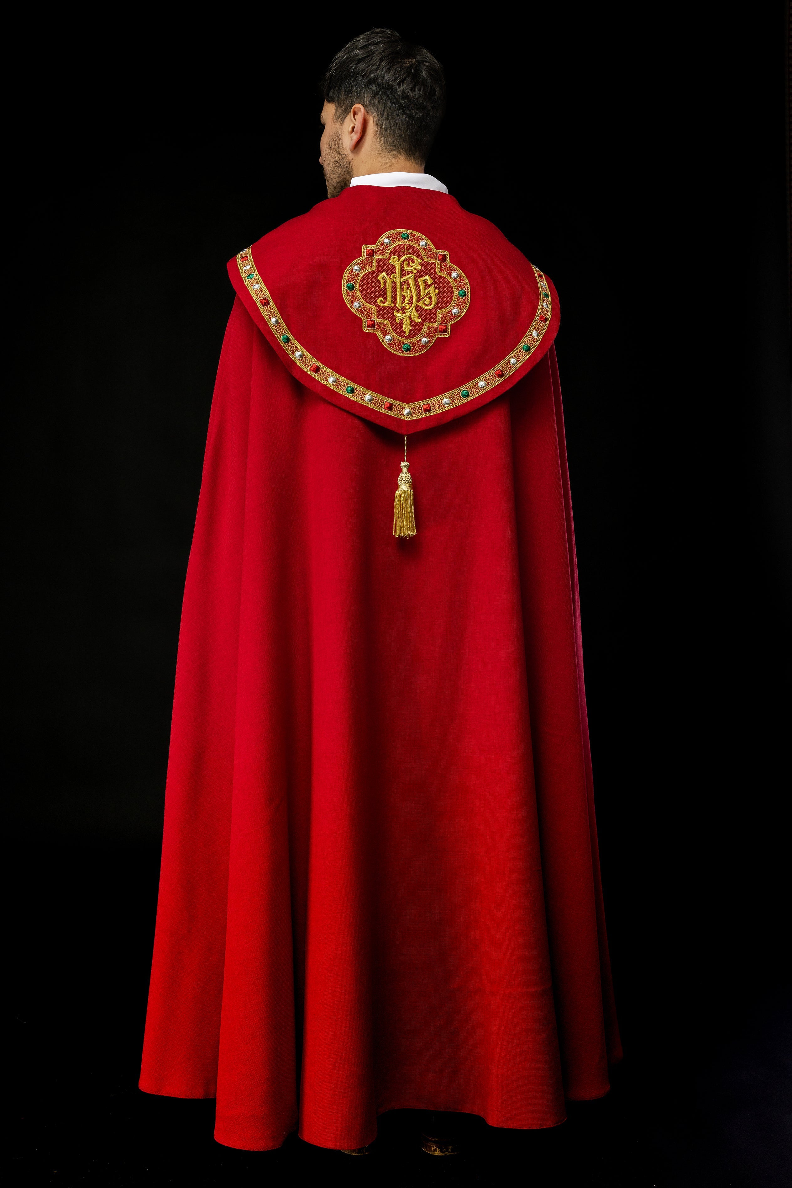 Chapelle liturgique rouge avec IHS doré