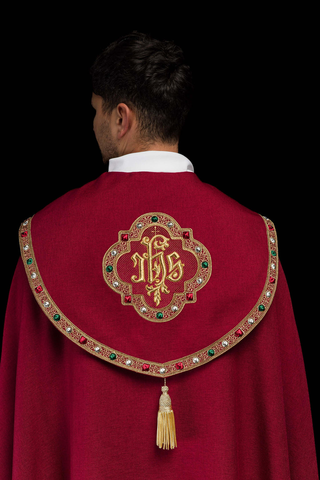 Chapelle liturgique rouge avec IHS doré