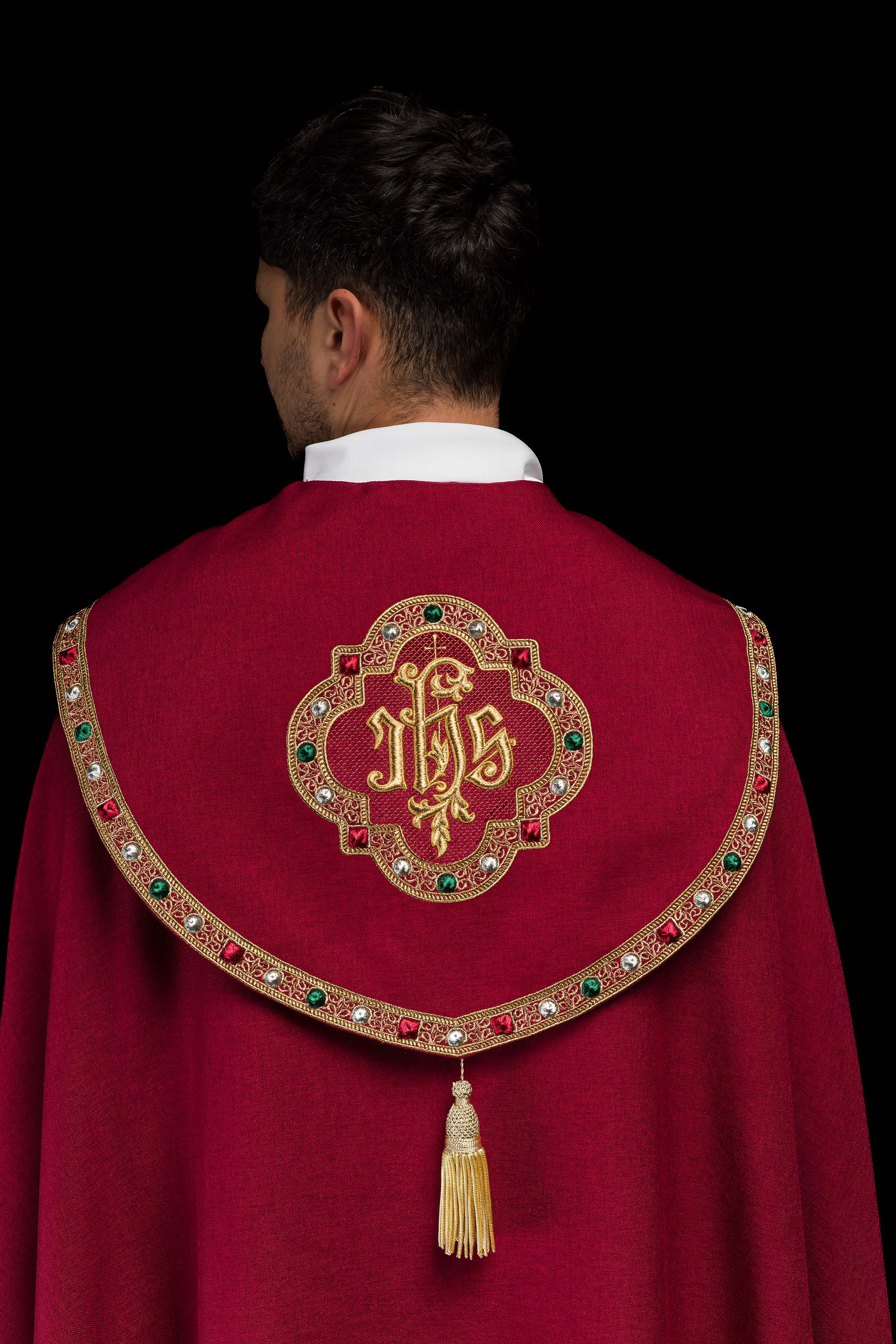 Chapelle liturgique rouge avec IHS doré