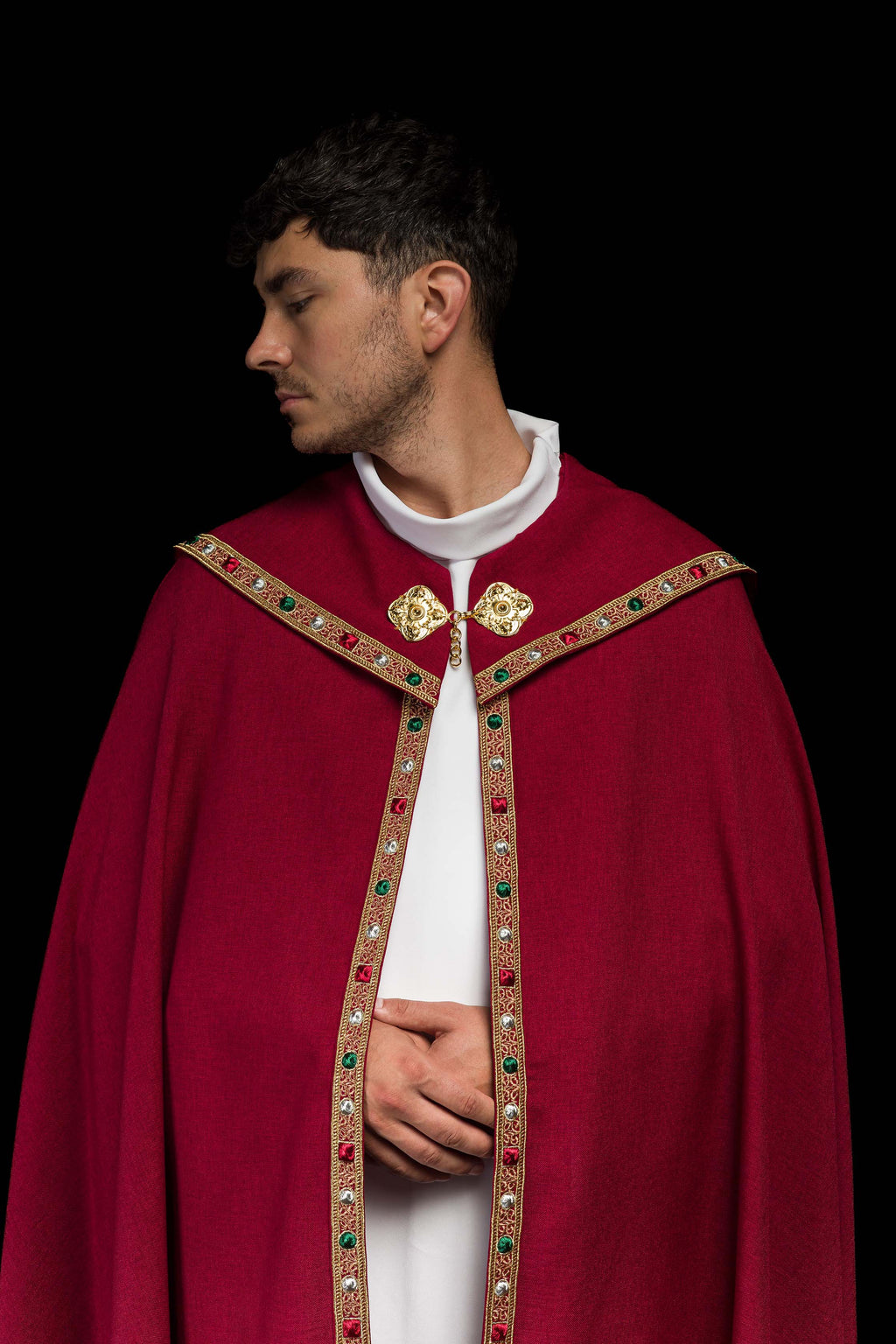 Chapelle liturgique rouge avec IHS doré