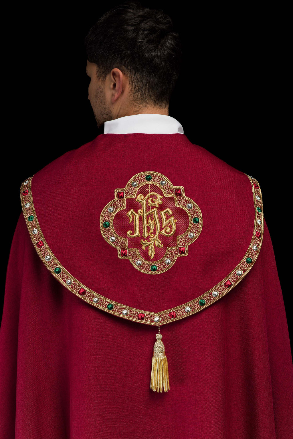 Chapelle liturgique rouge avec IHS doré