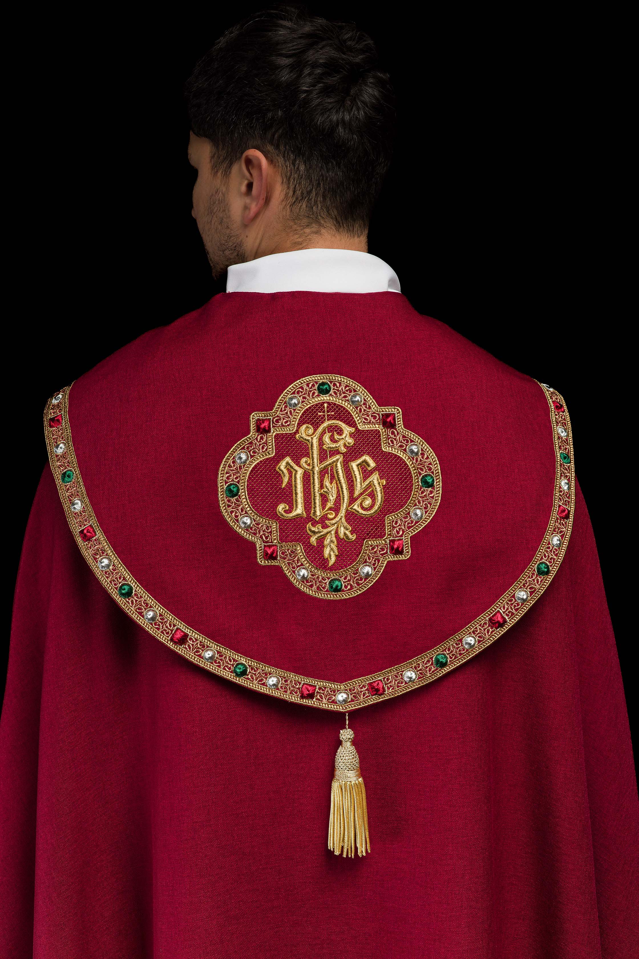 Chapelle liturgique rouge avec IHS doré