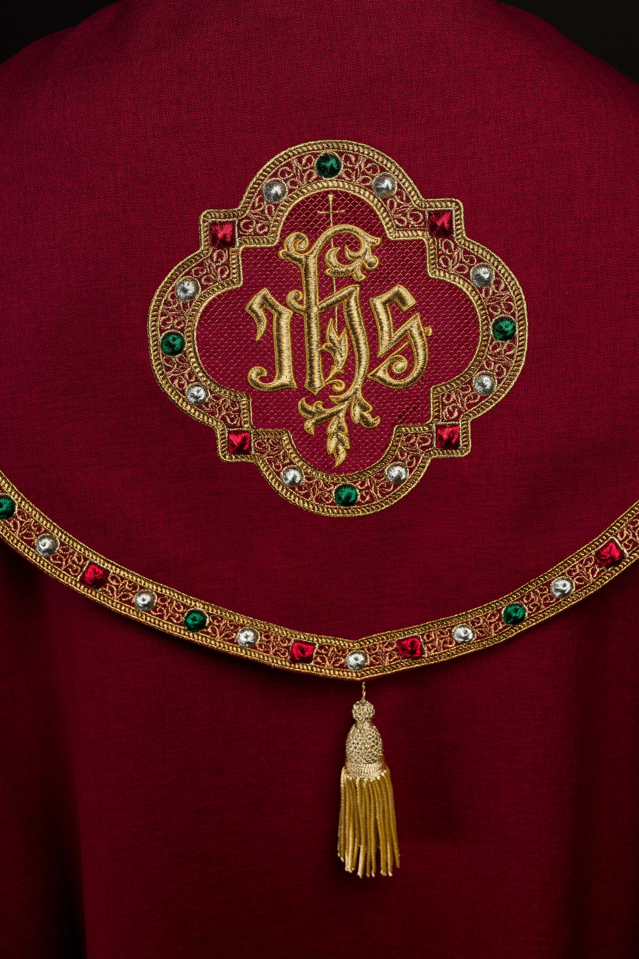 Chapelle liturgique rouge avec IHS doré