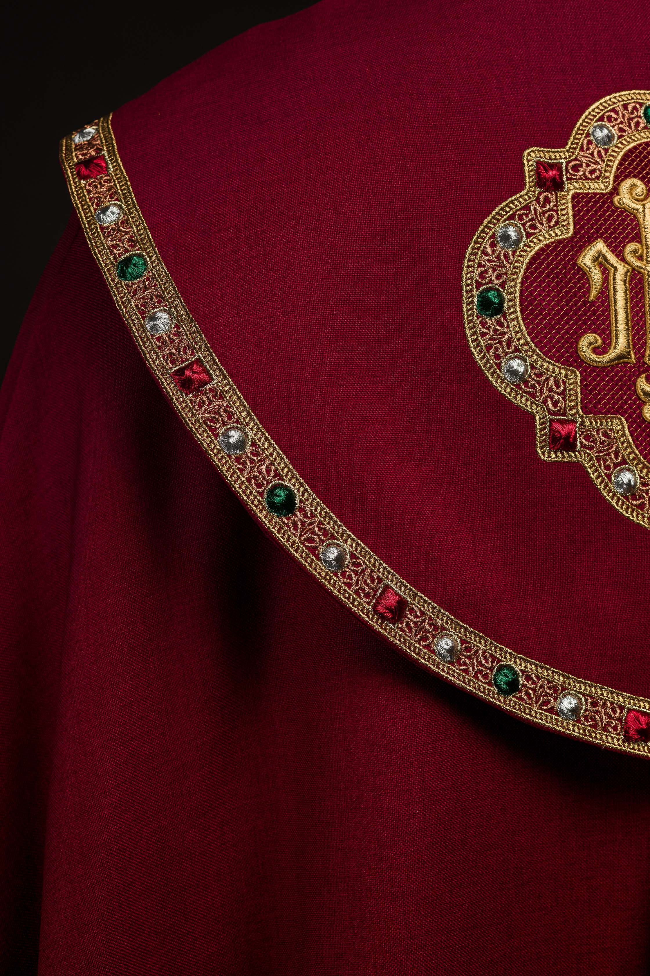 Chapelle liturgique rouge avec IHS doré