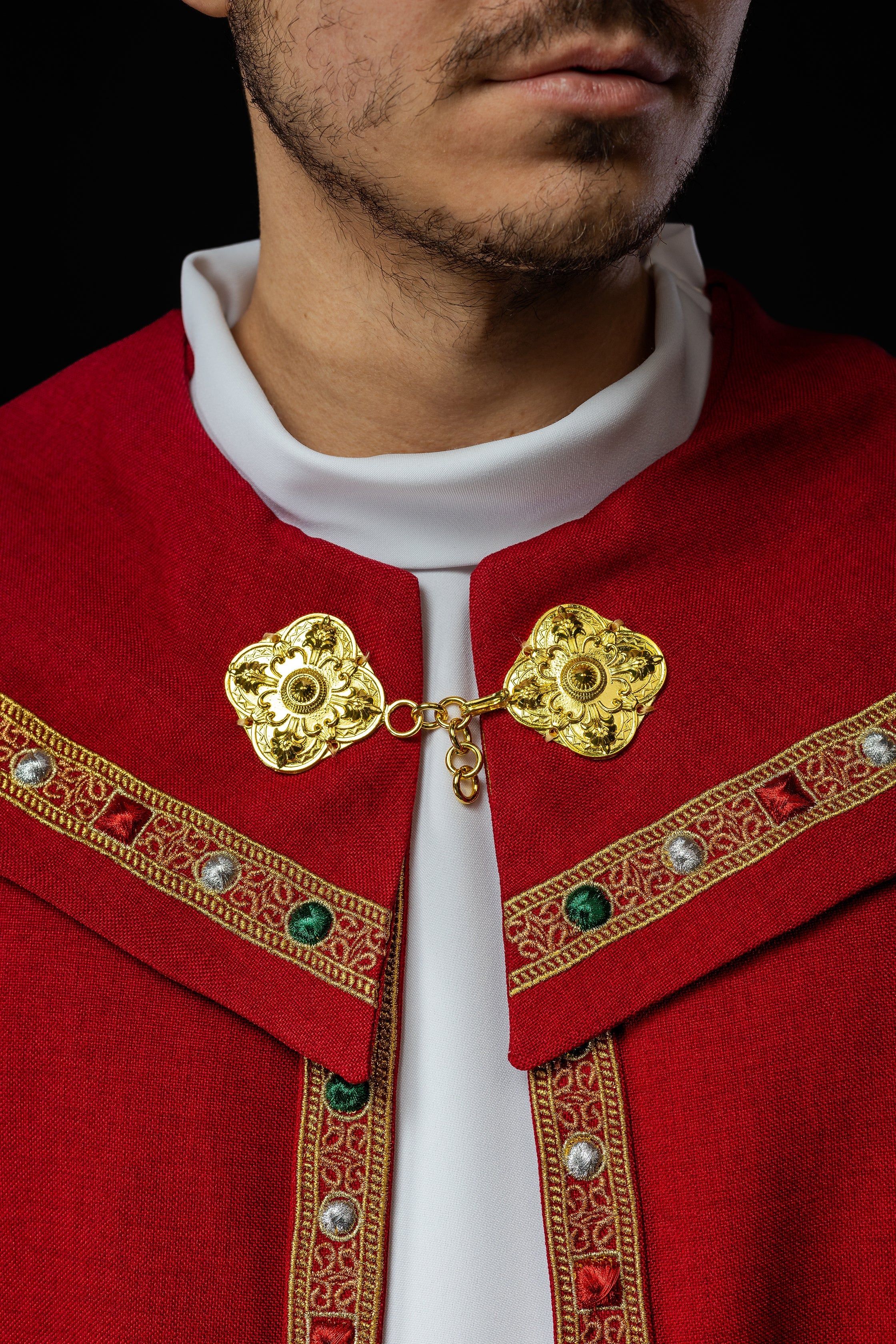 Chapelle liturgique rouge avec IHS doré