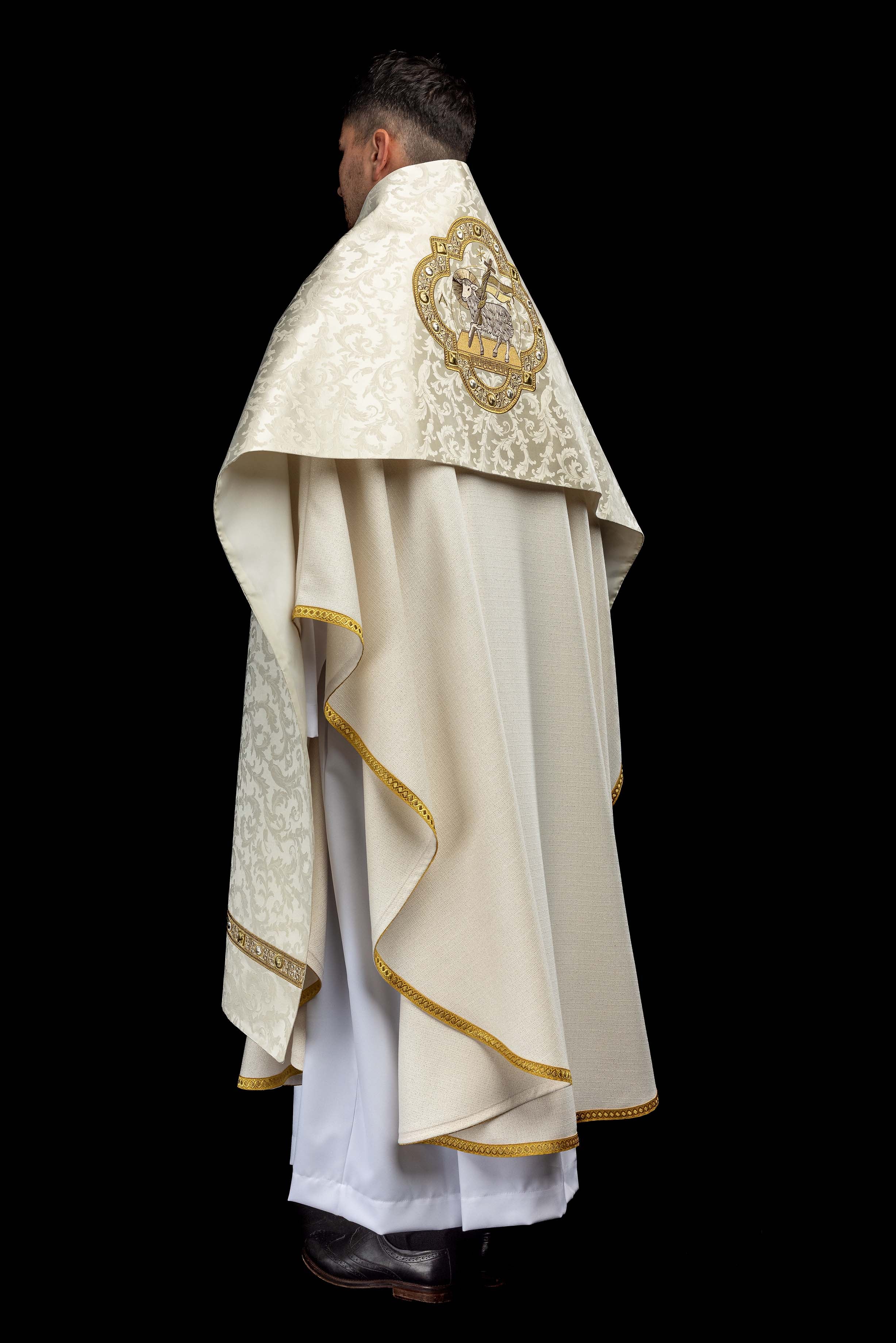 Voile huméral avec broderie de l’Agneau pascal sur tissu jacquard