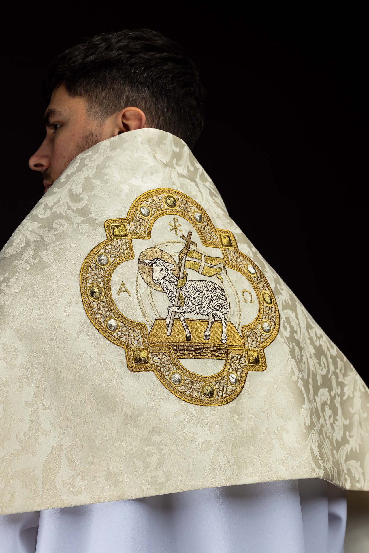 Voile huméral avec broderie de l’Agneau pascal sur tissu jacquard