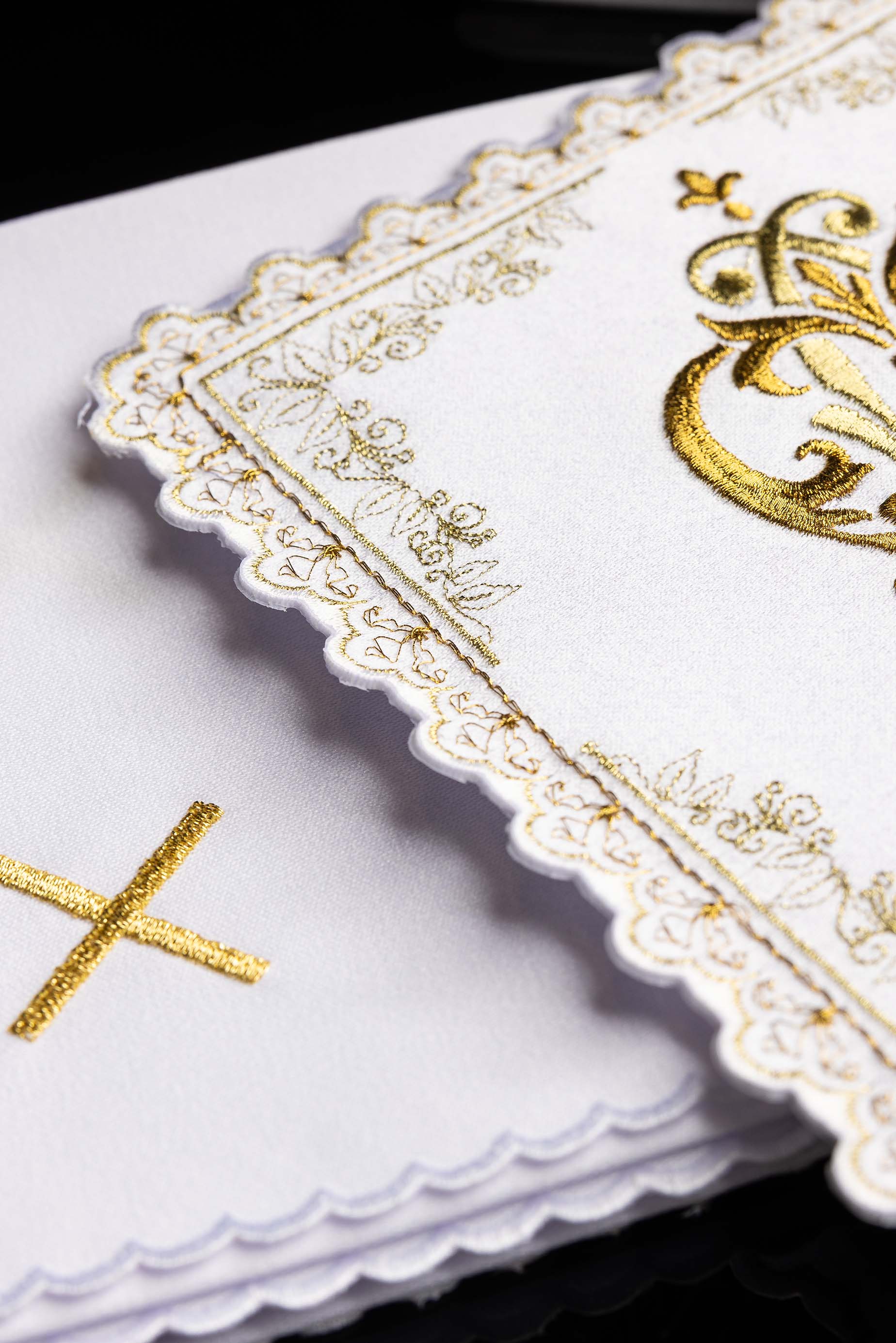 Calice liturgique avec motif marial brodé en or