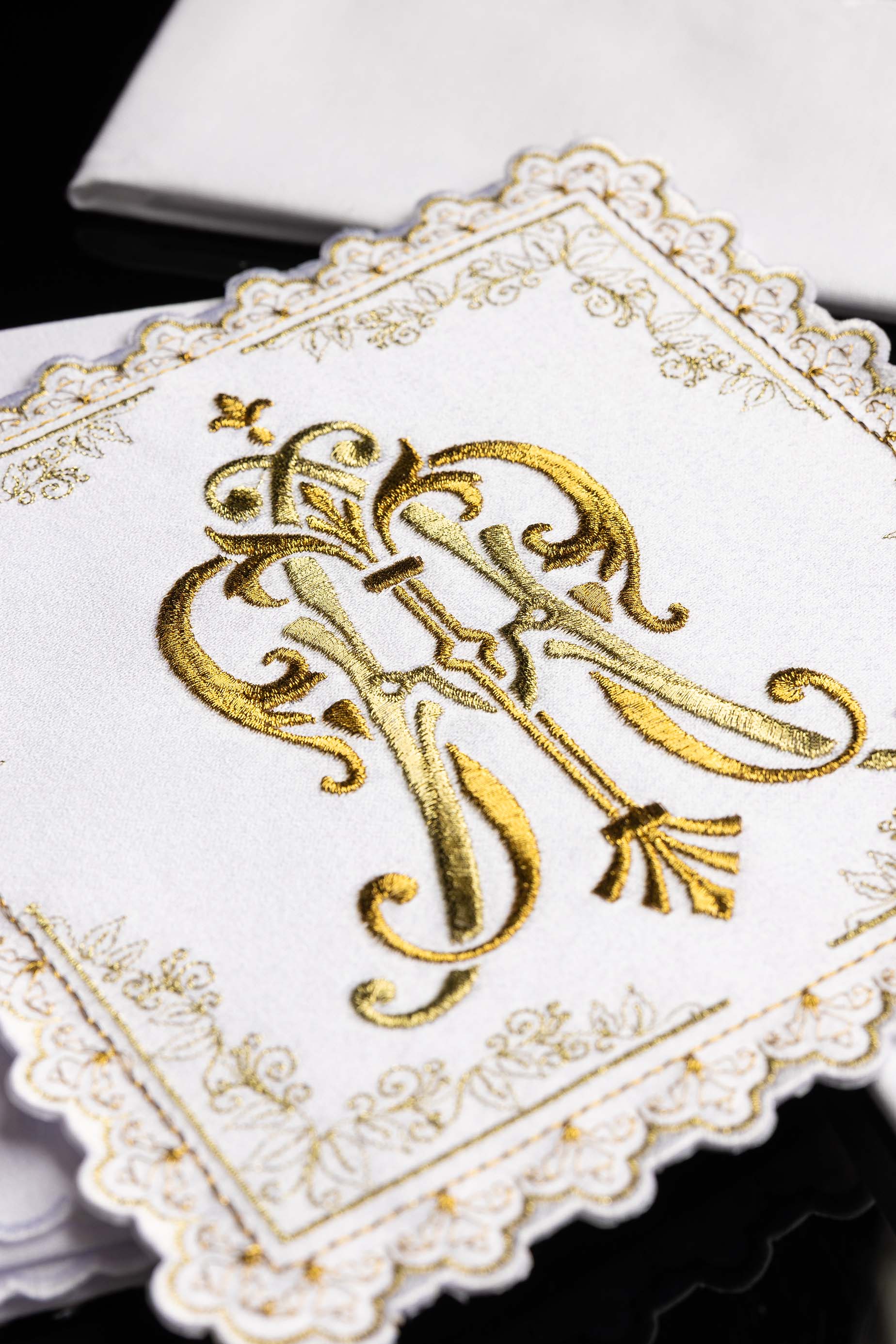 Calice liturgique avec motif marial brodé en or