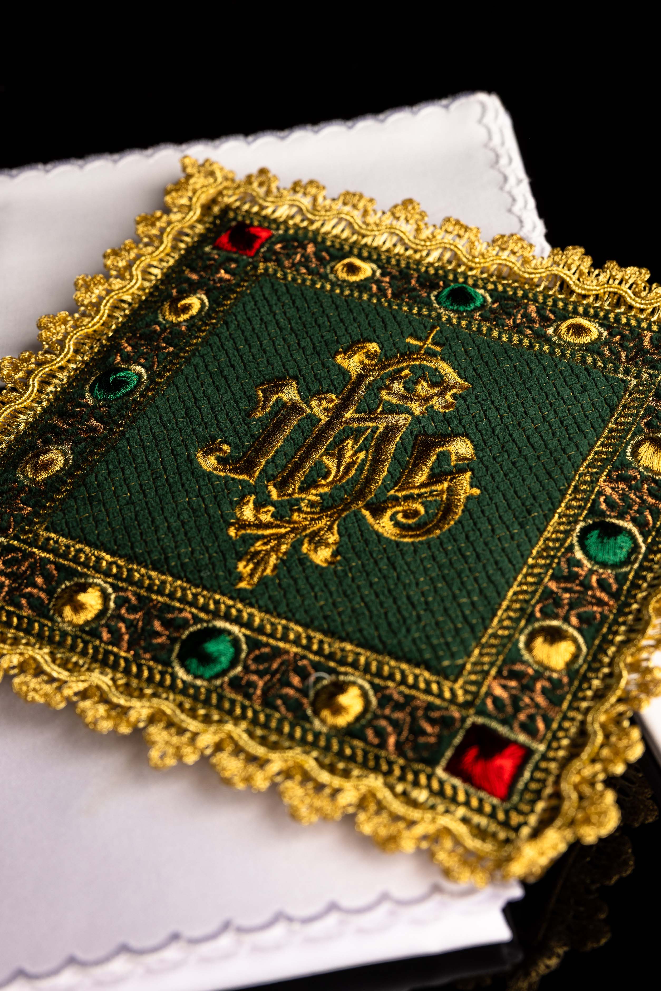 Calice en lin avec croix broderie eucharistique motif de IHS velours vert