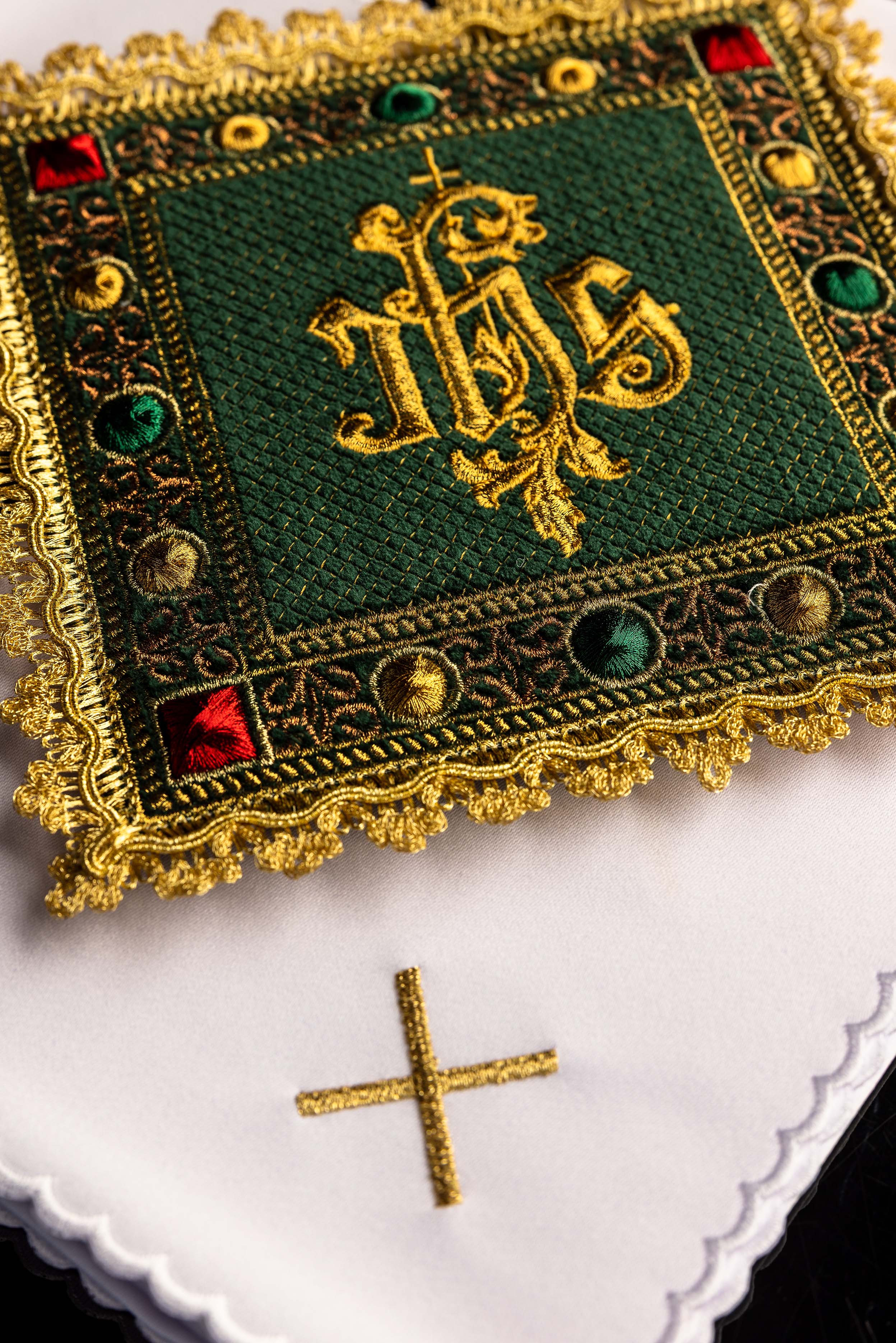 Calice en lin avec croix broderie eucharistique motif de IHS velours vert