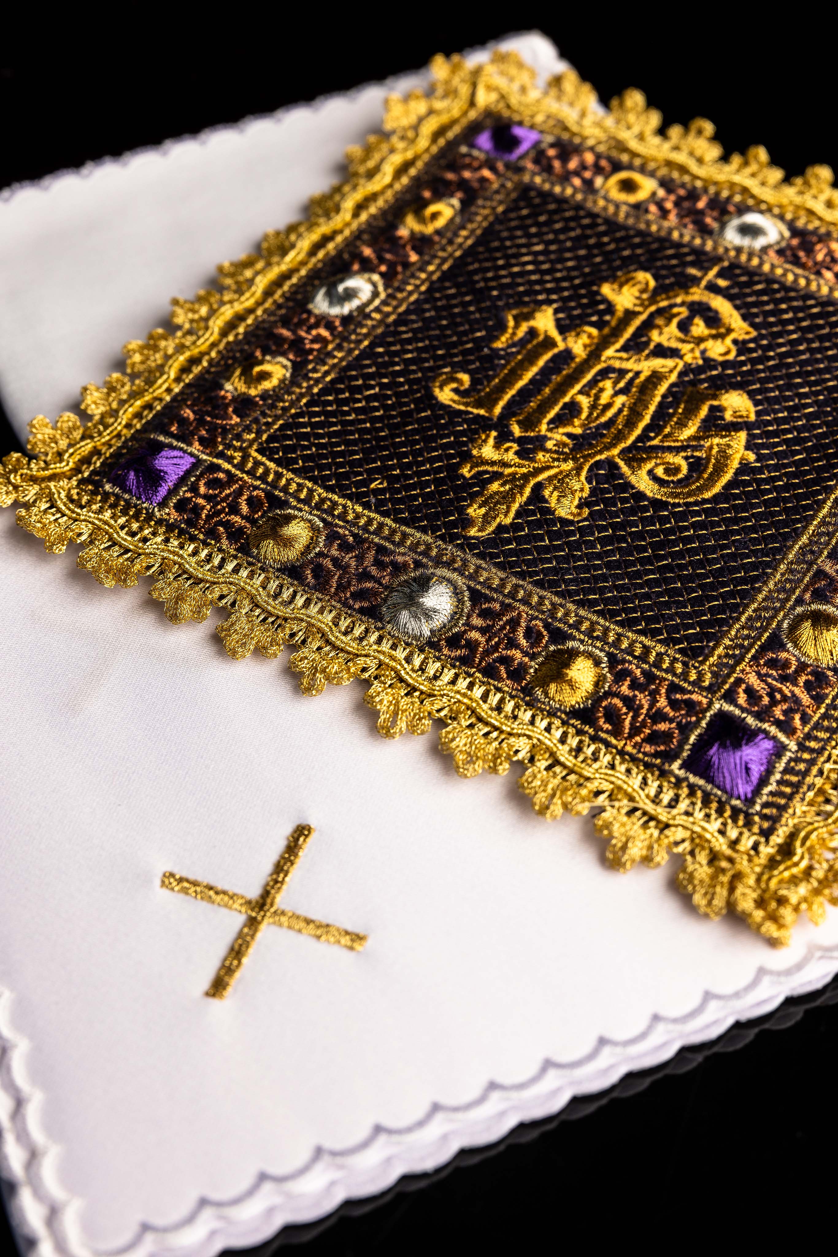Ensemble calice en velours de couleur violette avec le symbole IHS brodé