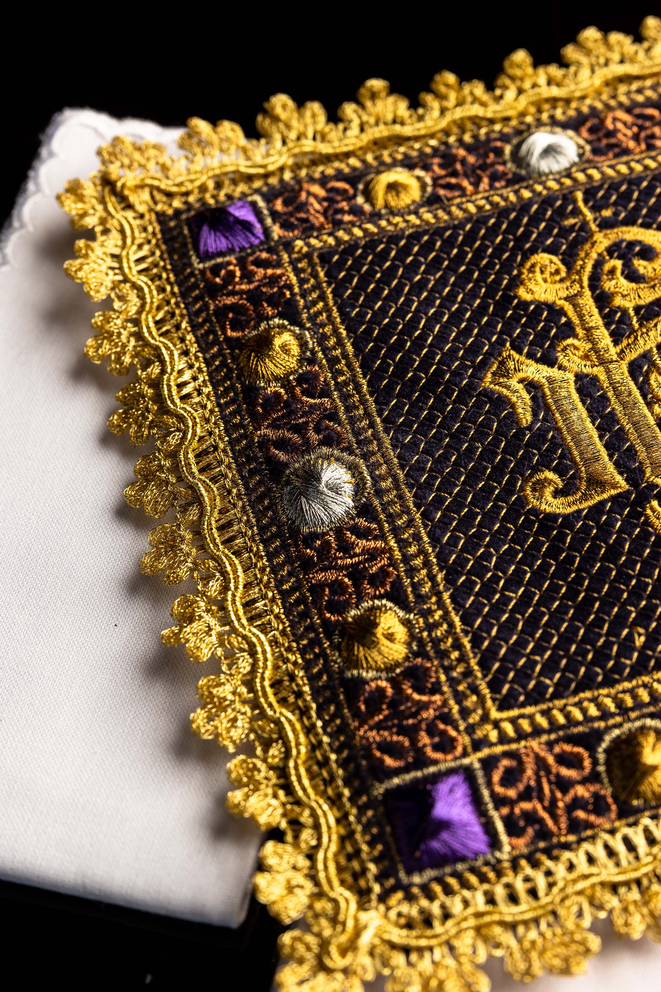 Ensemble calice en velours de couleur violette avec le symbole IHS brodé