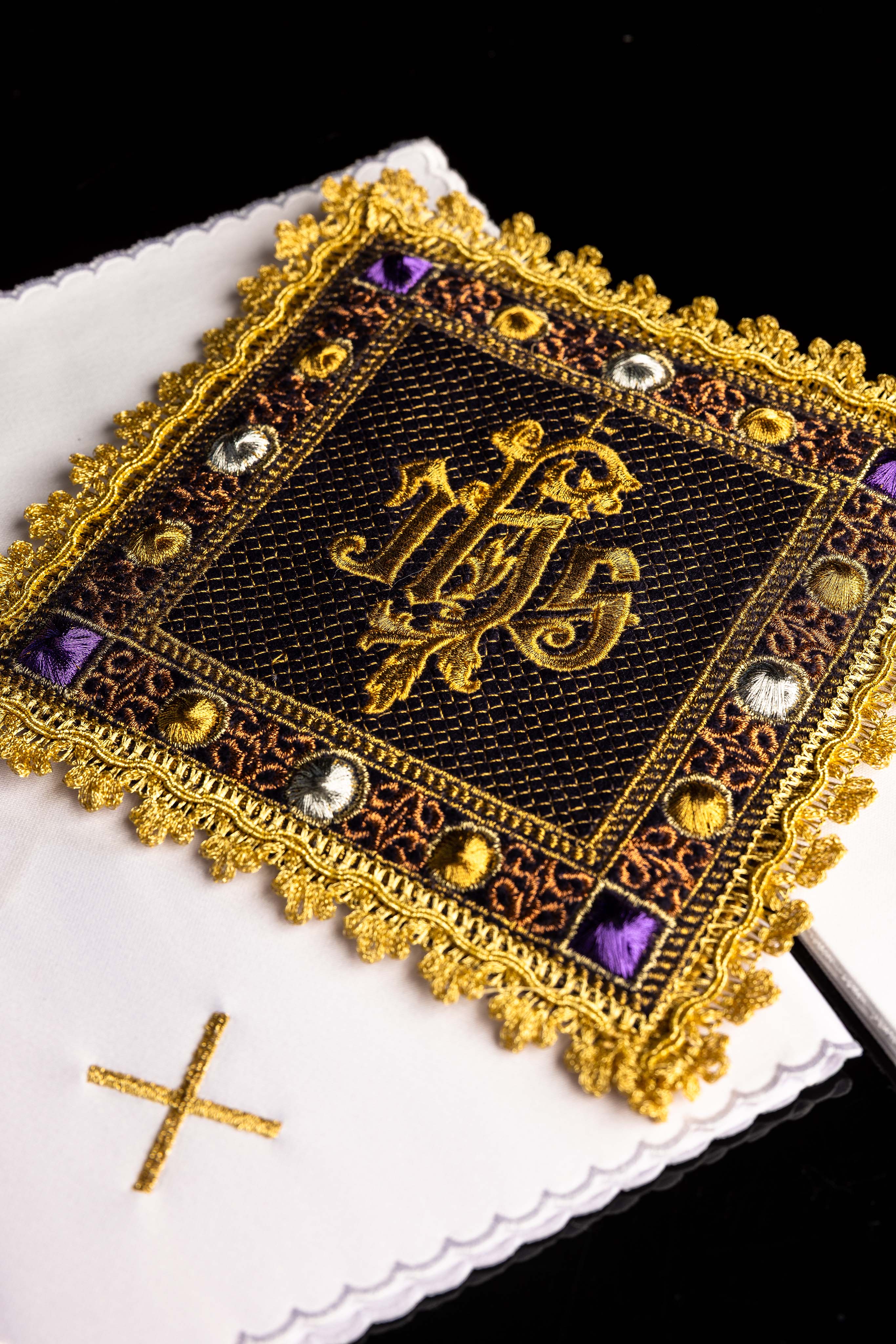 Ensemble calice en velours de couleur violette avec le symbole IHS brodé