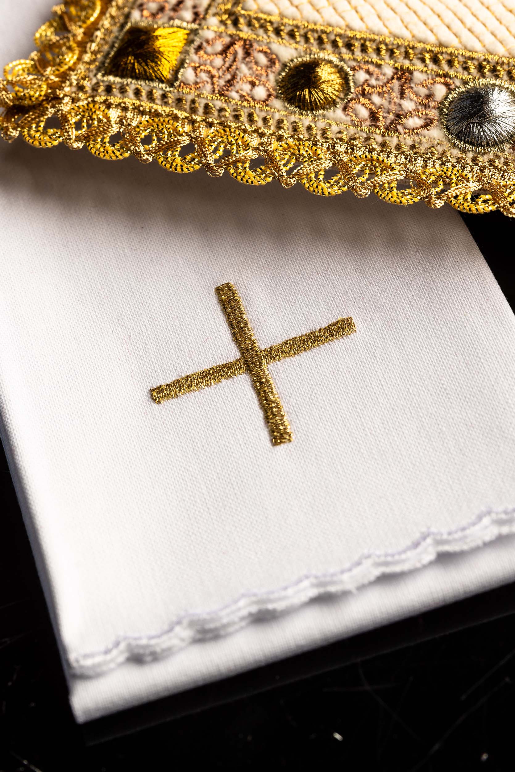 Ensemble calice en velours de couleur écru avec le symbole IHS brodé