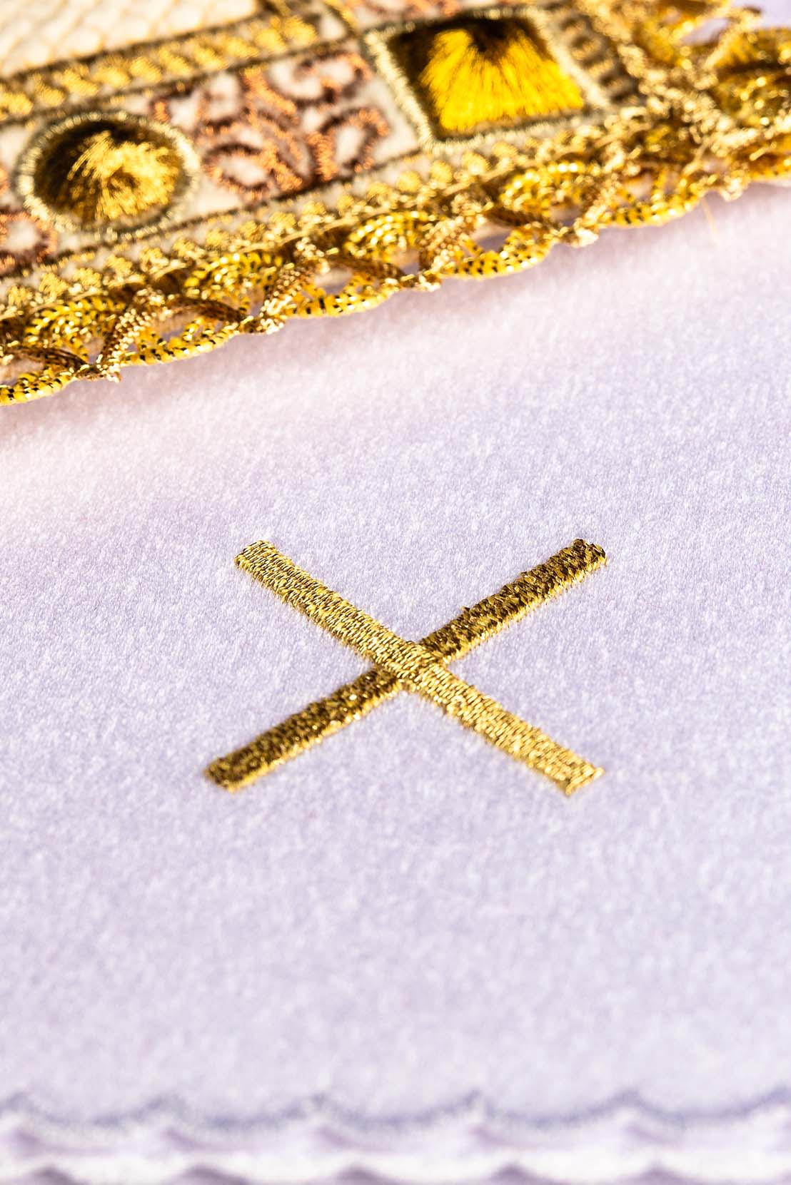 Ensemble calice en velours de couleur écru avec le symbole IHS brodé