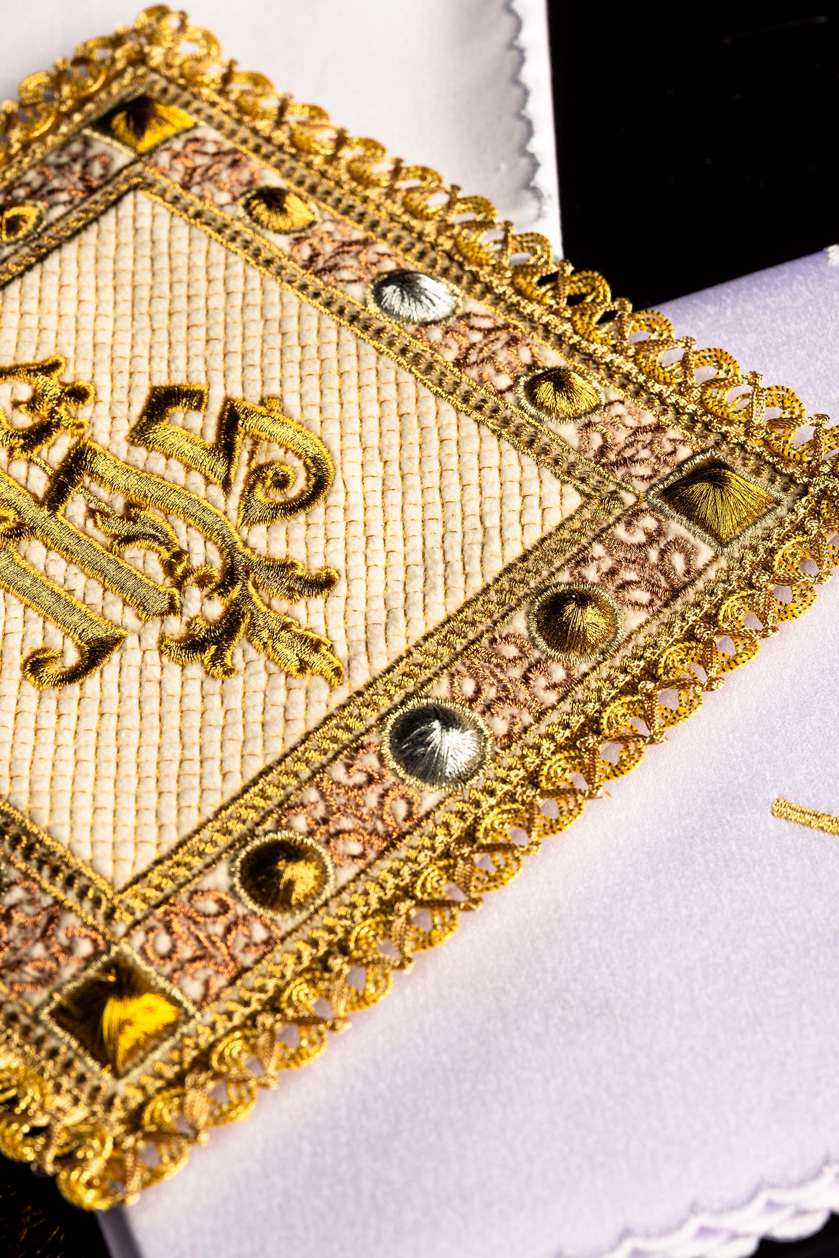 Ensemble calice en velours de couleur écru avec le symbole IHS brodé