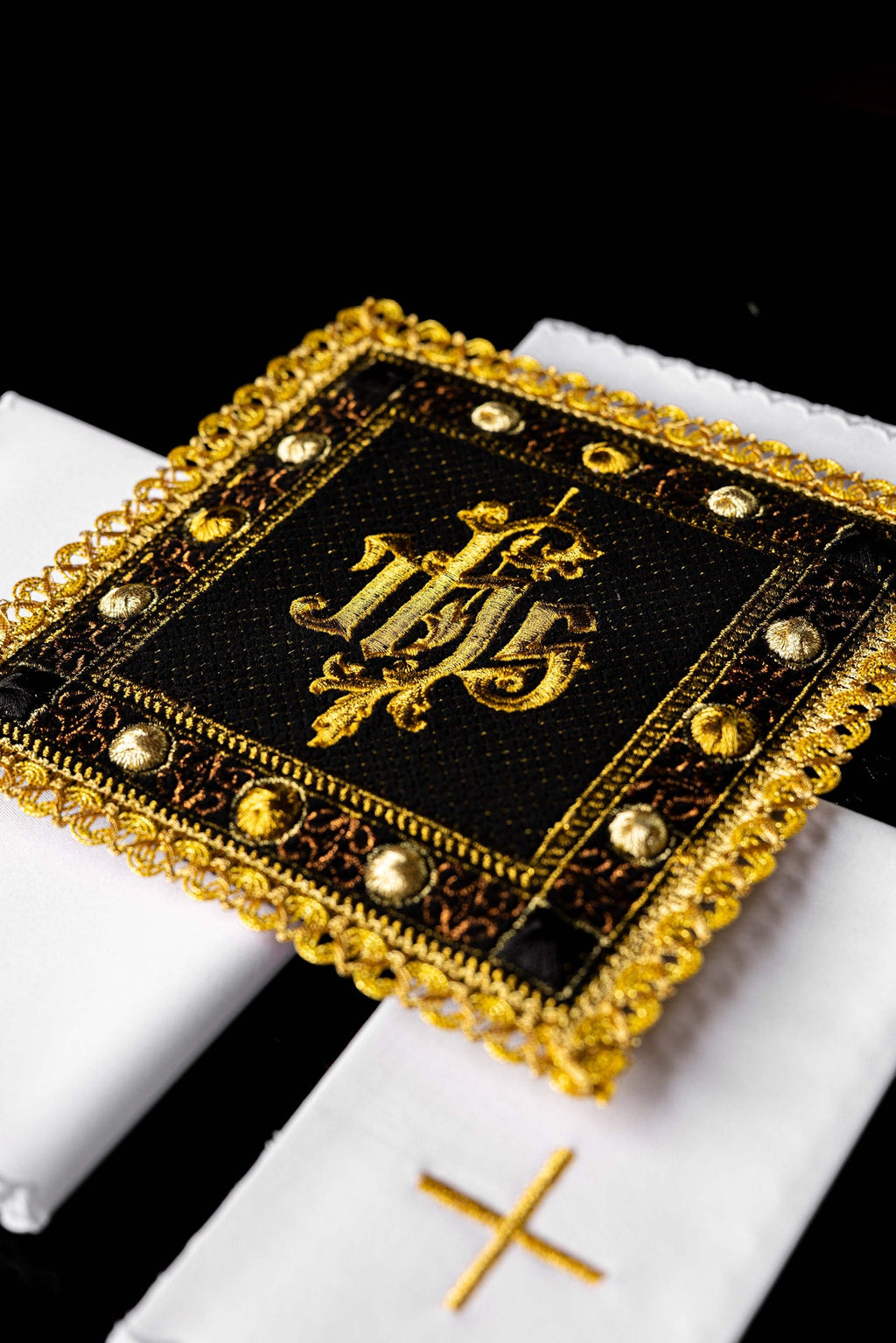 Ensemble de linges d’autel en velours noir avec symbole IHS brodé