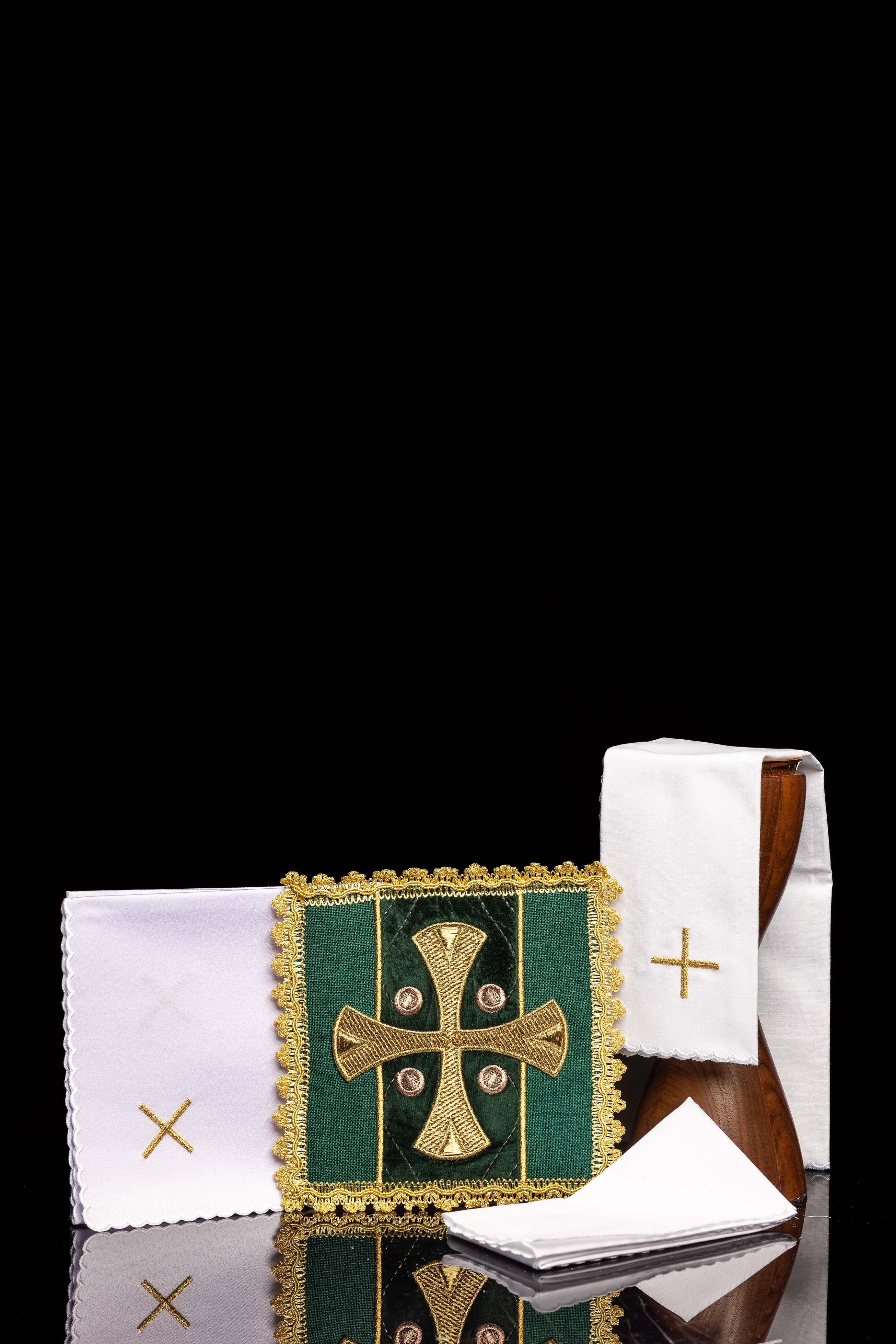 Linge liturgique du calice vert brodé sur velours