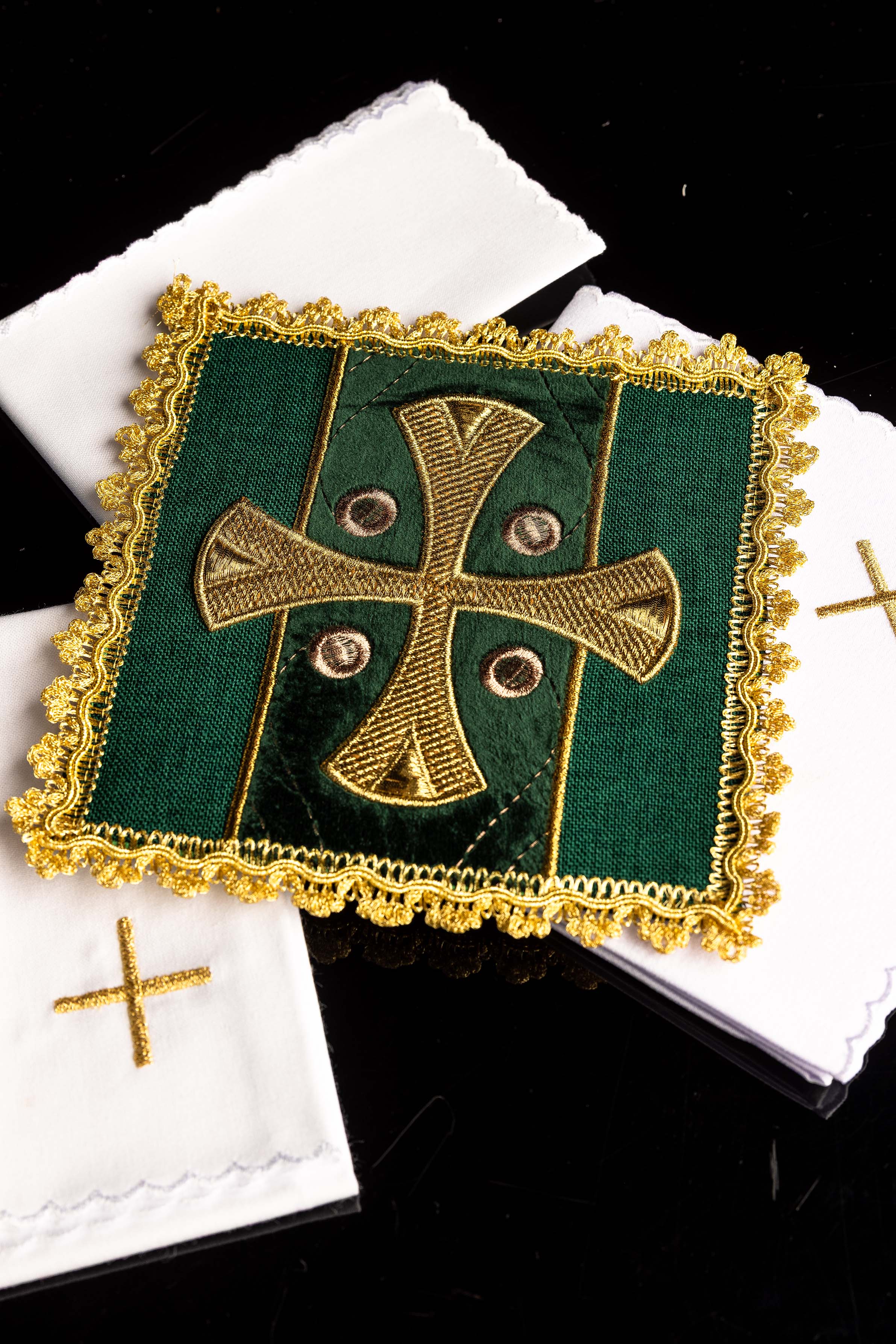 Linge liturgique du calice vert brodé sur velours