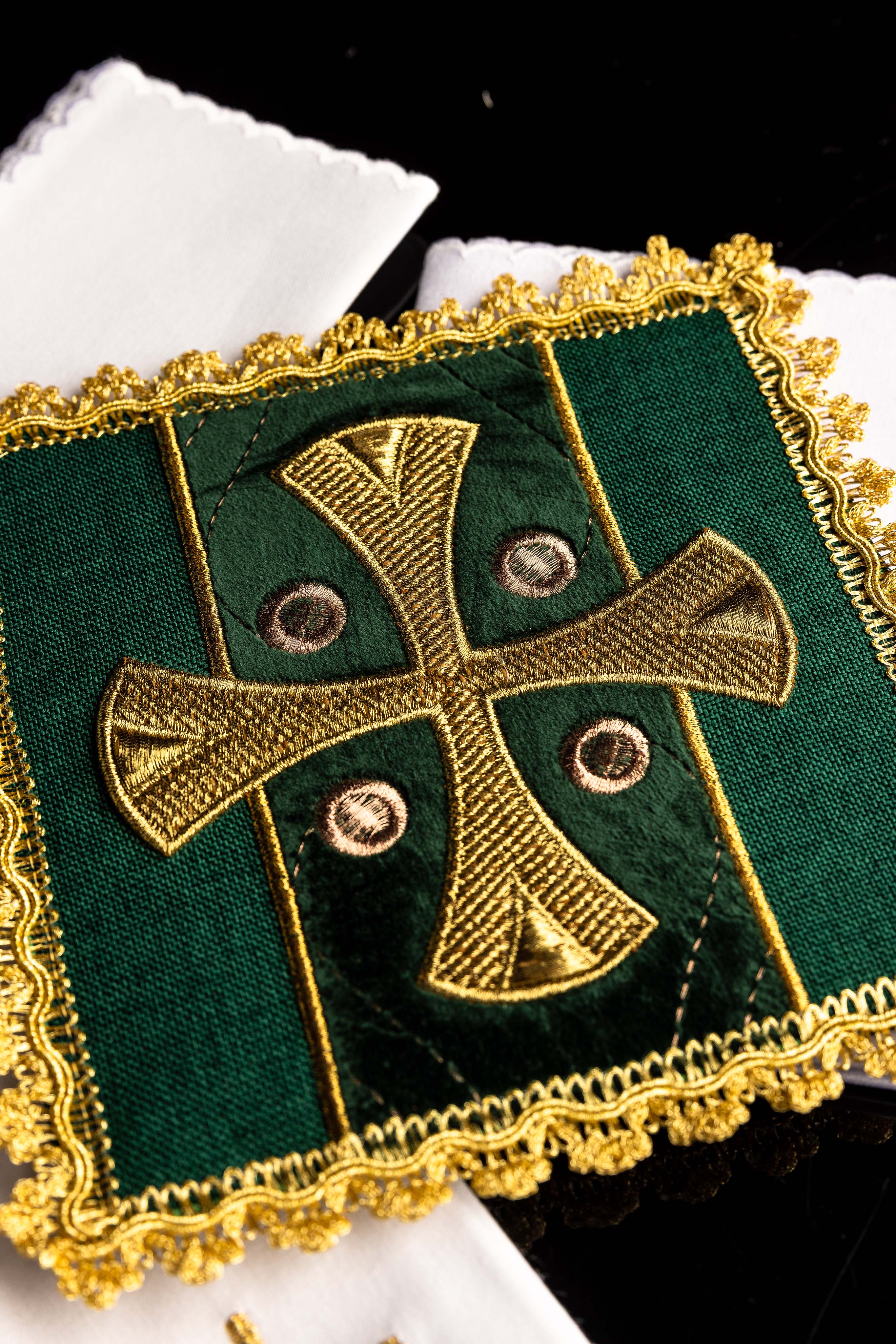 Linge liturgique du calice vert brodé sur velours