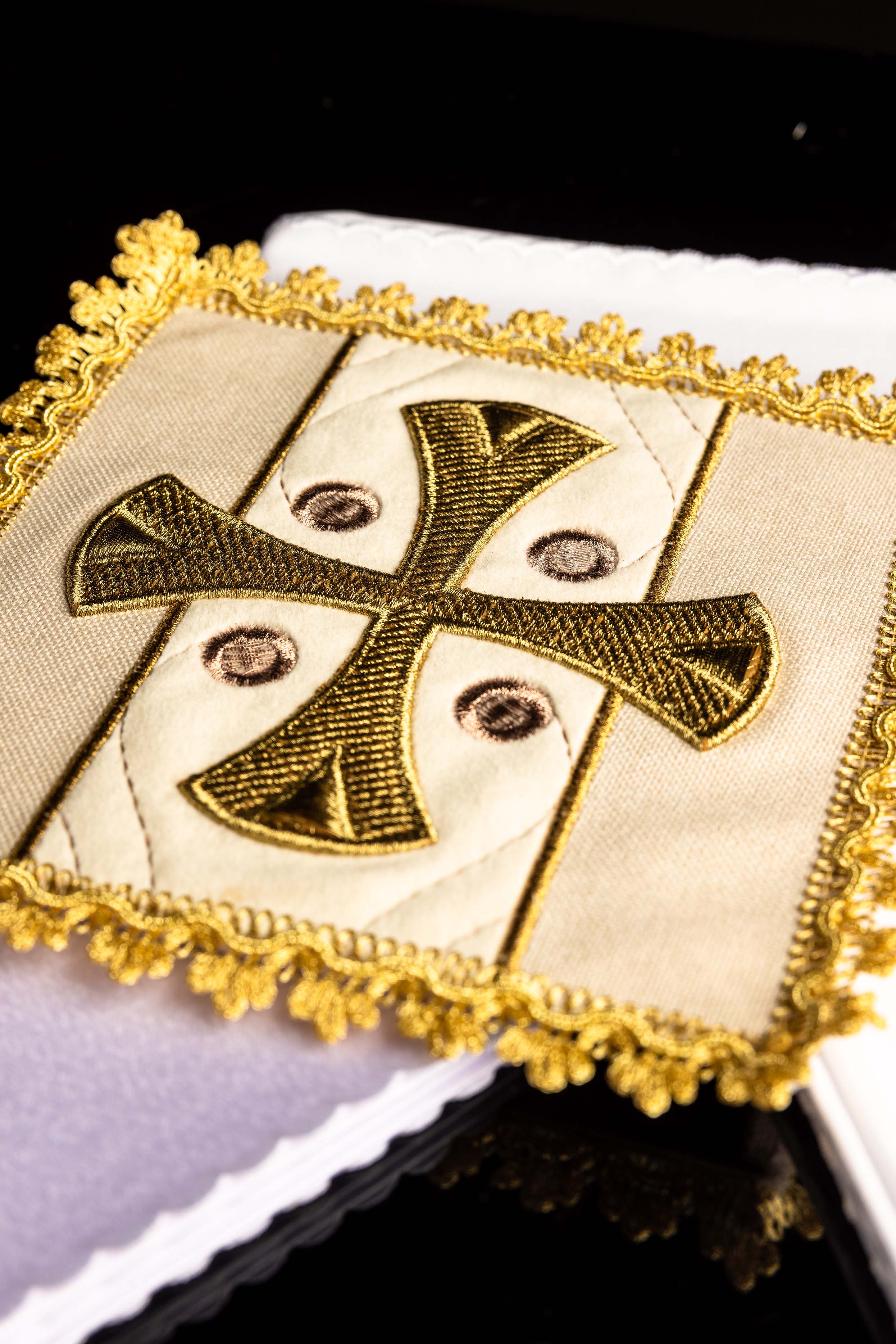 Linge liturgique du calice ecru brodé sur velours