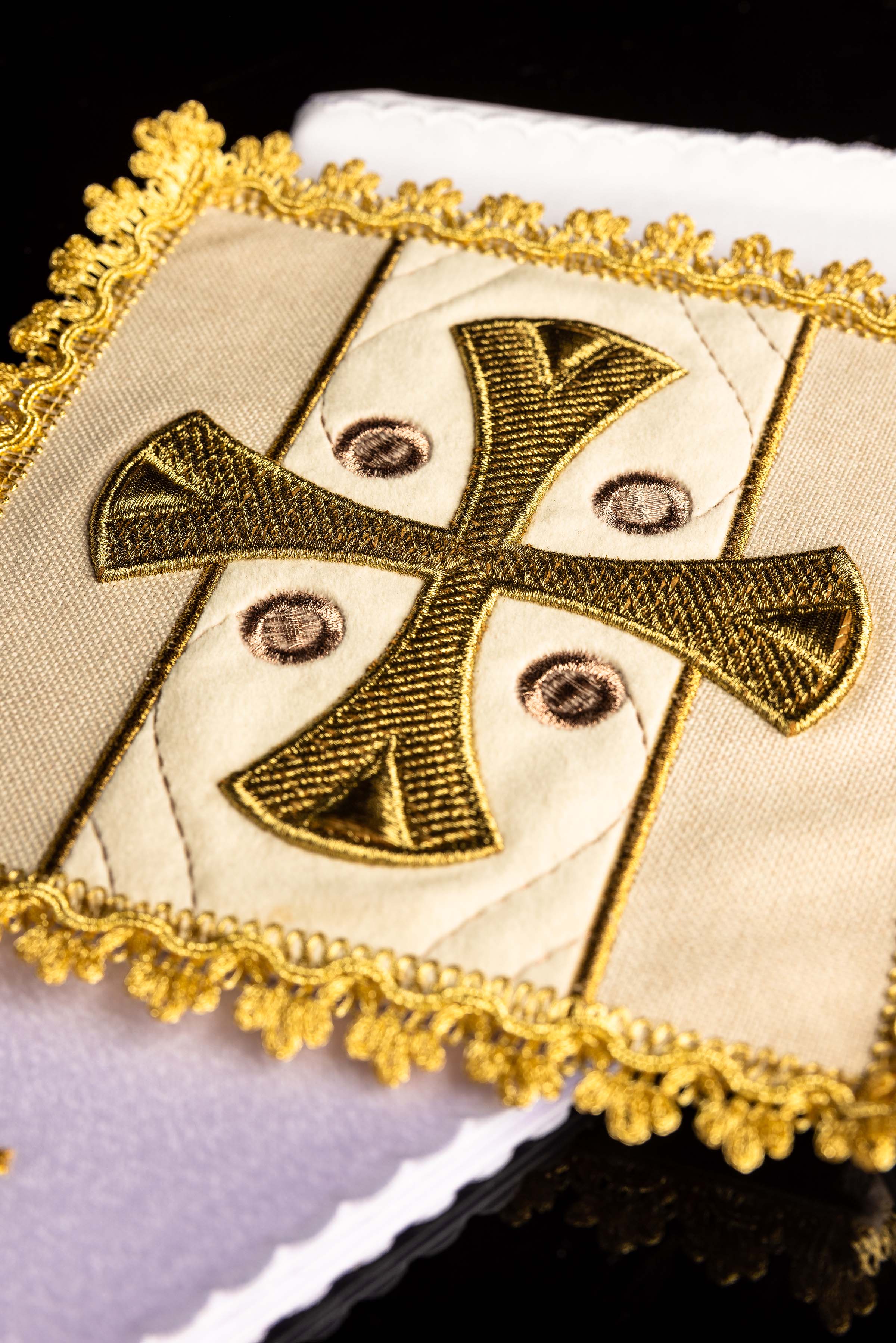 Linge liturgique du calice ecru brodé sur velours