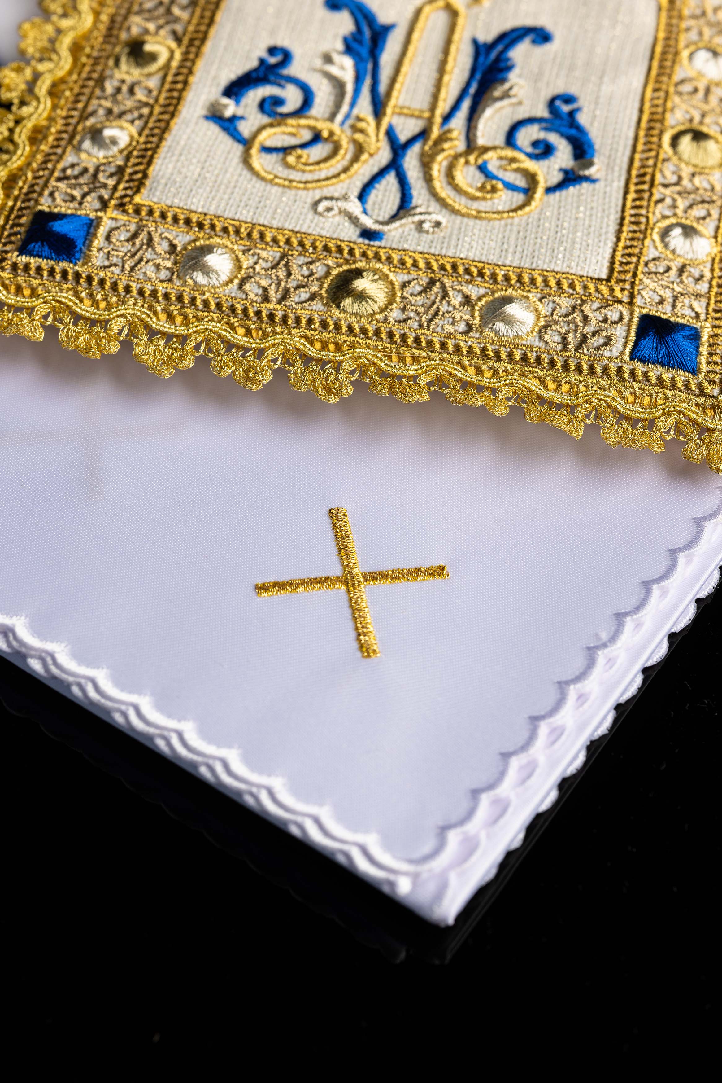 Linge d’autel brodé avec le symbole marial