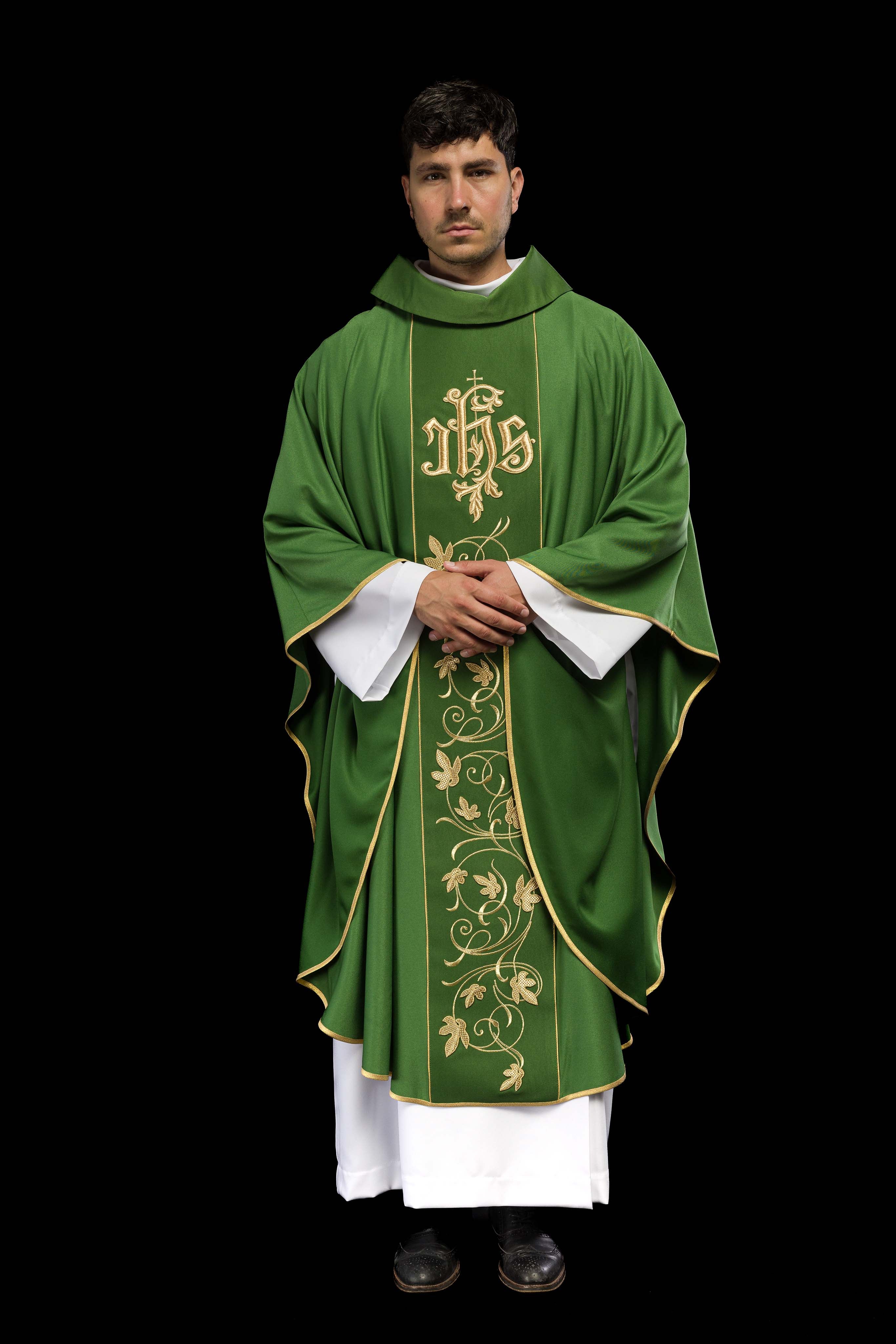 Chasuble liturgique verte avec ceinture richement décorée d'un motif floral et d'un IHS