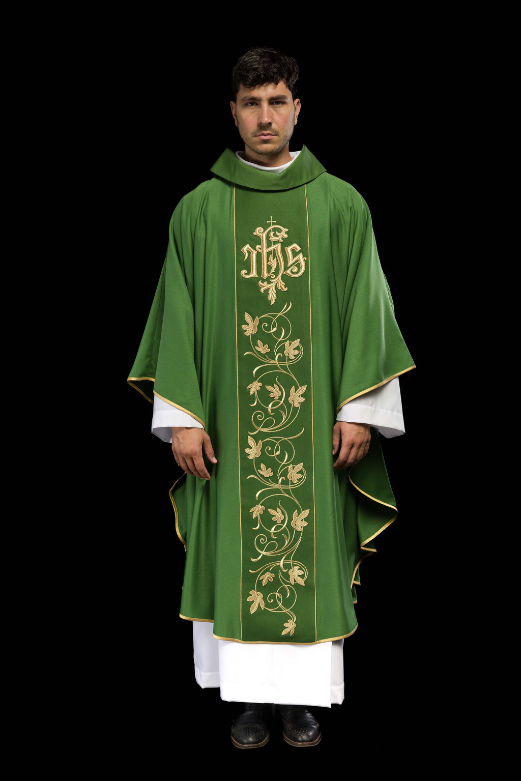 Chasuble liturgique verte avec ceinture richement décorée d'un motif floral et d'un IHS