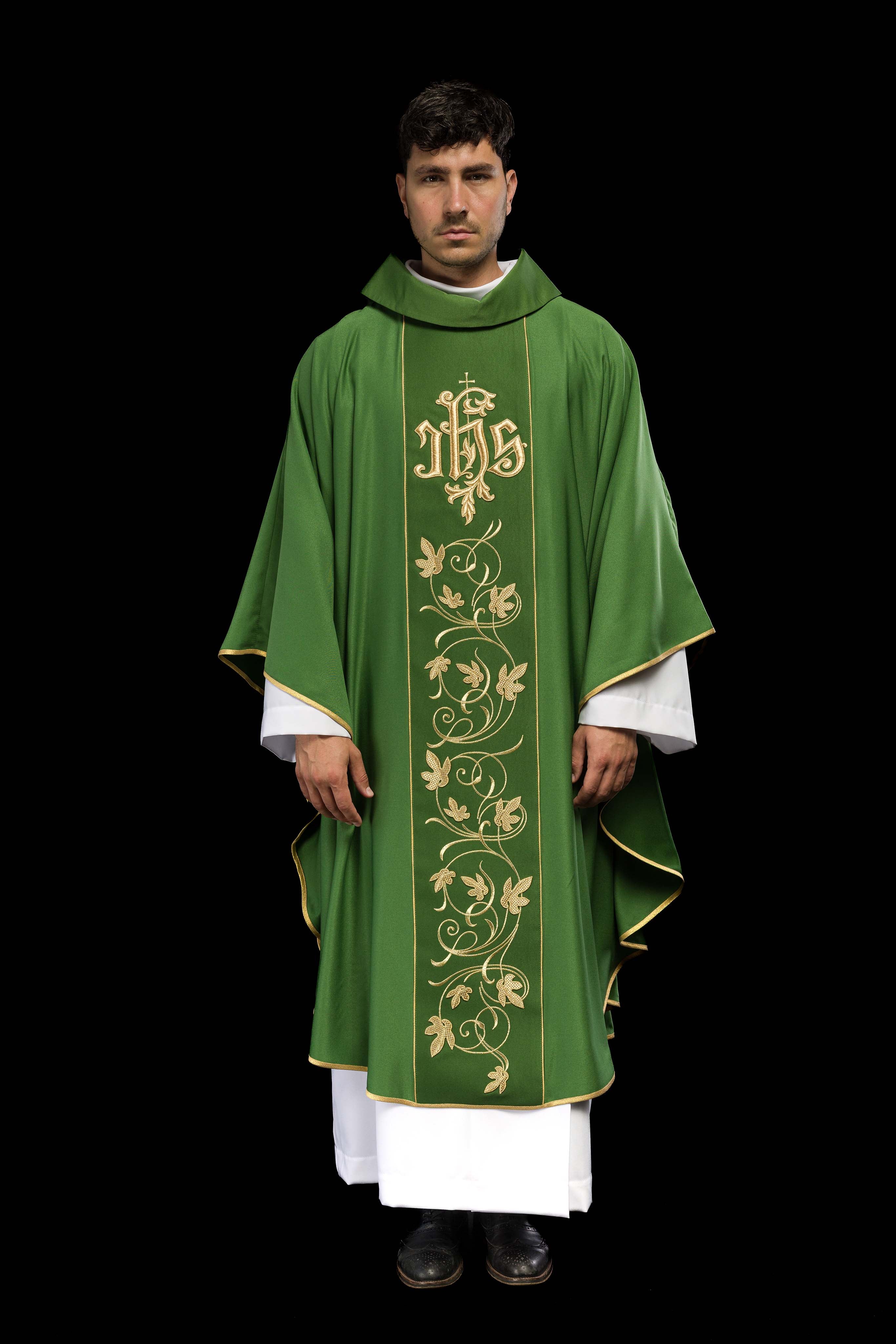 Chasuble liturgique verte avec ceinture richement décorée d'un motif floral et d'un IHS