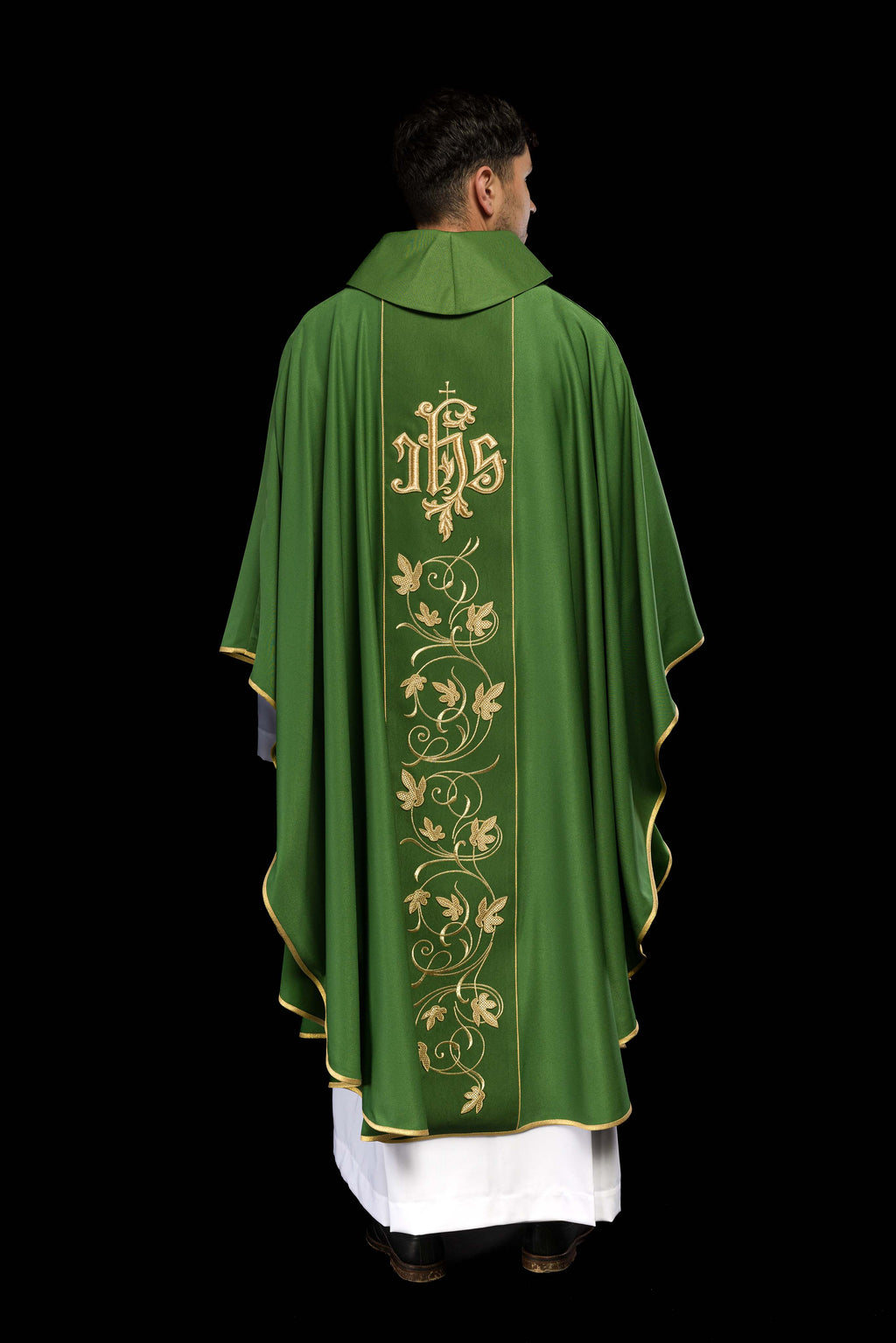 Chasuble liturgique verte avec ceinture richement décorée d'un motif floral et d'un IHS