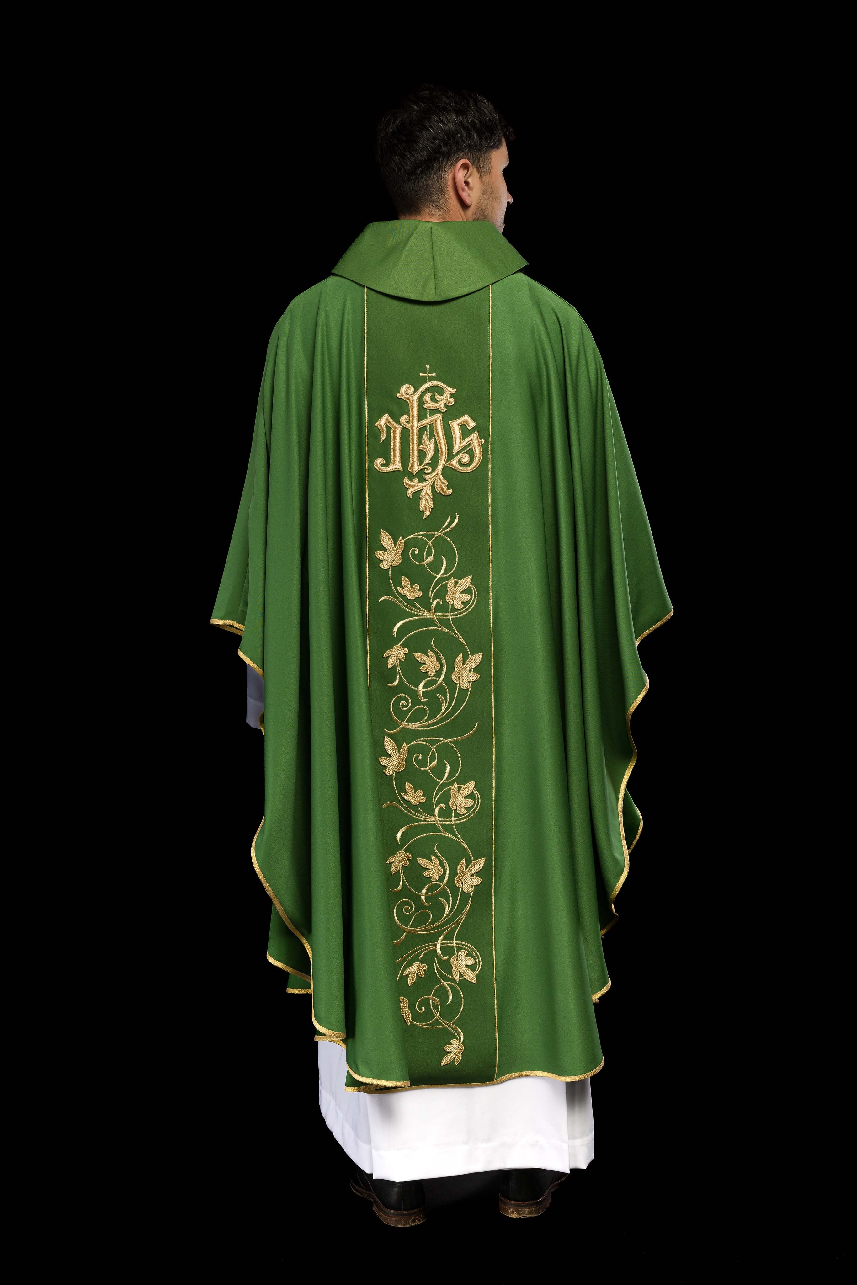 Chasuble liturgique verte avec ceinture richement décorée d'un motif floral et d'un IHS