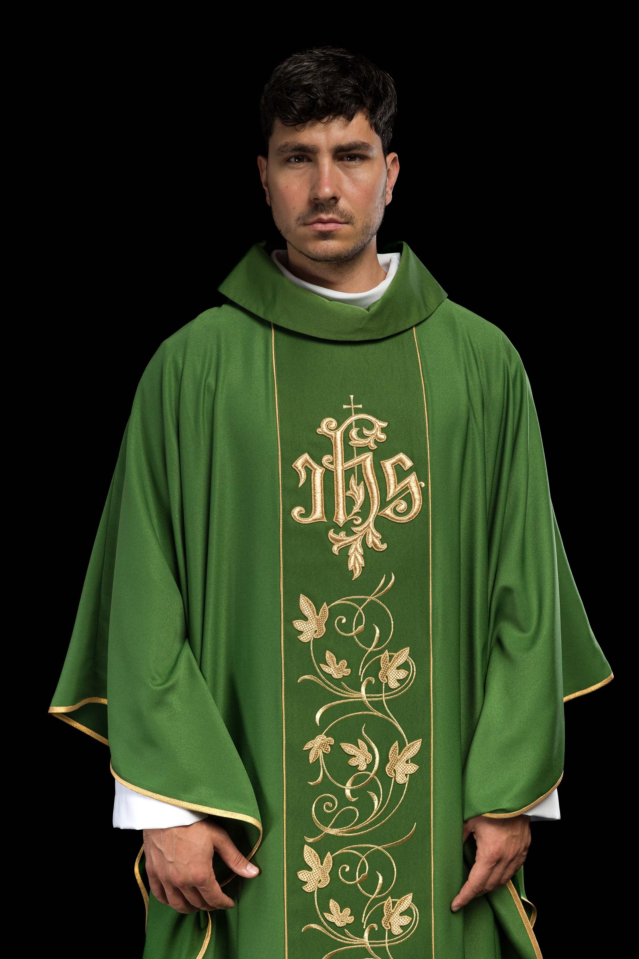 Chasuble liturgique verte avec ceinture richement décorée d'un motif floral et d'un IHS